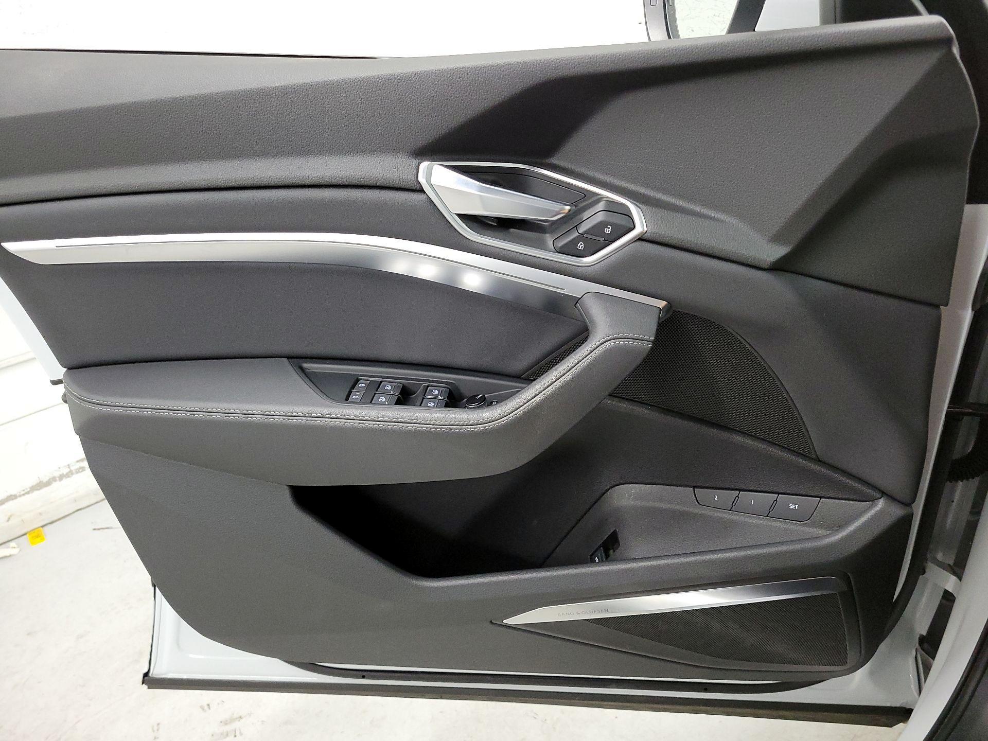 Thumbnail: 2021 Audi e-tron - 12