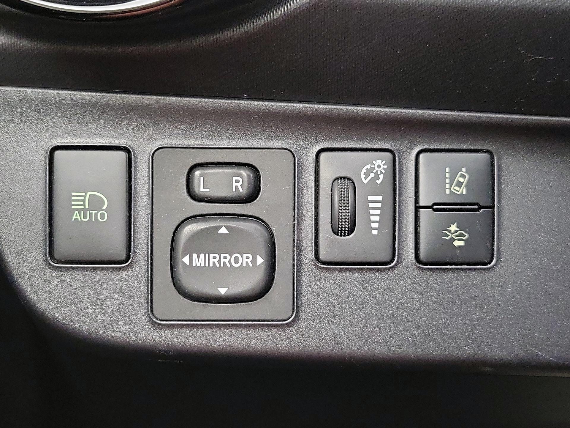 Thumbnail: 2019 Toyota Prius c - 13