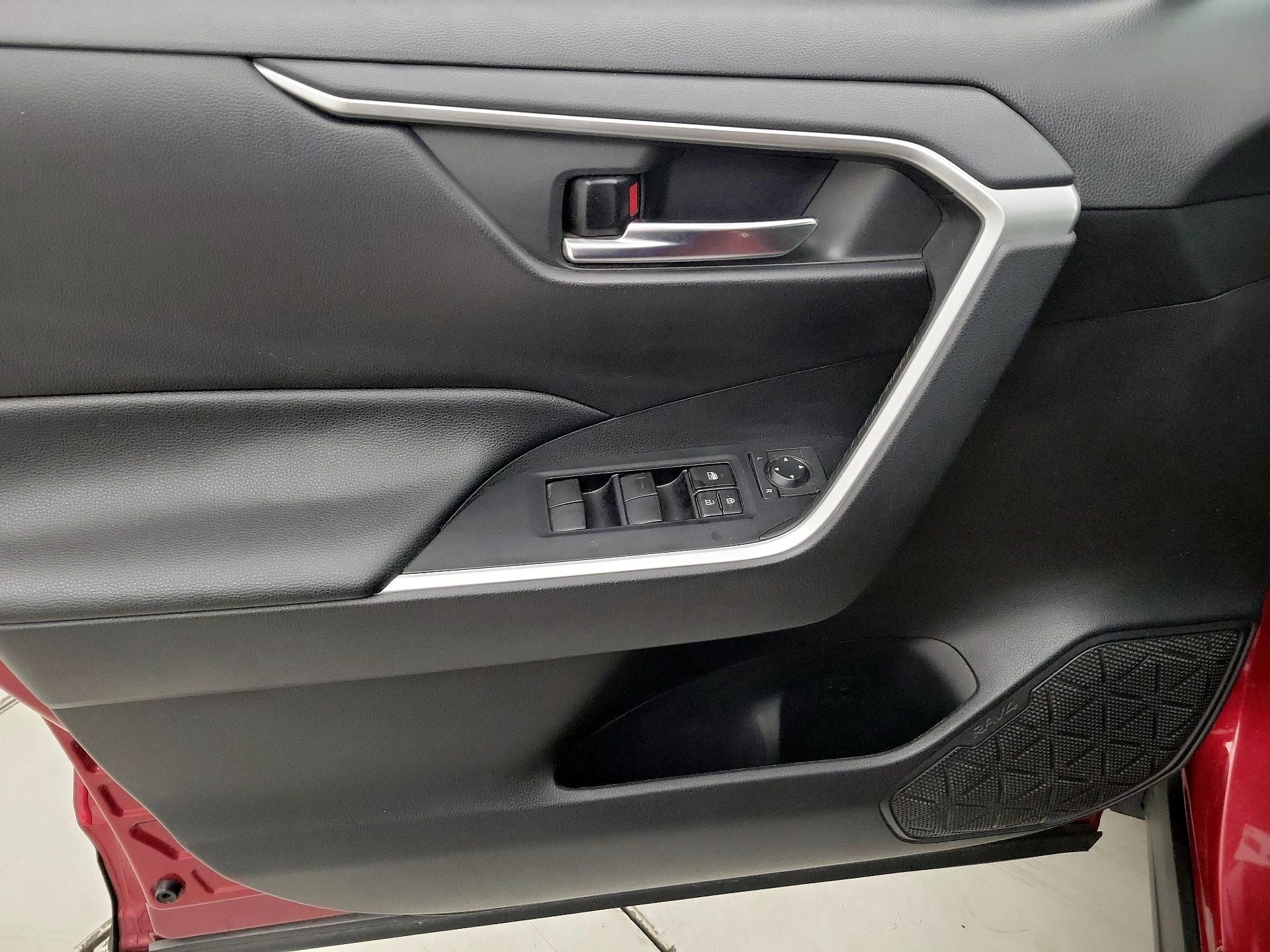 Thumbnail: 2020 Toyota RAV4 - 12