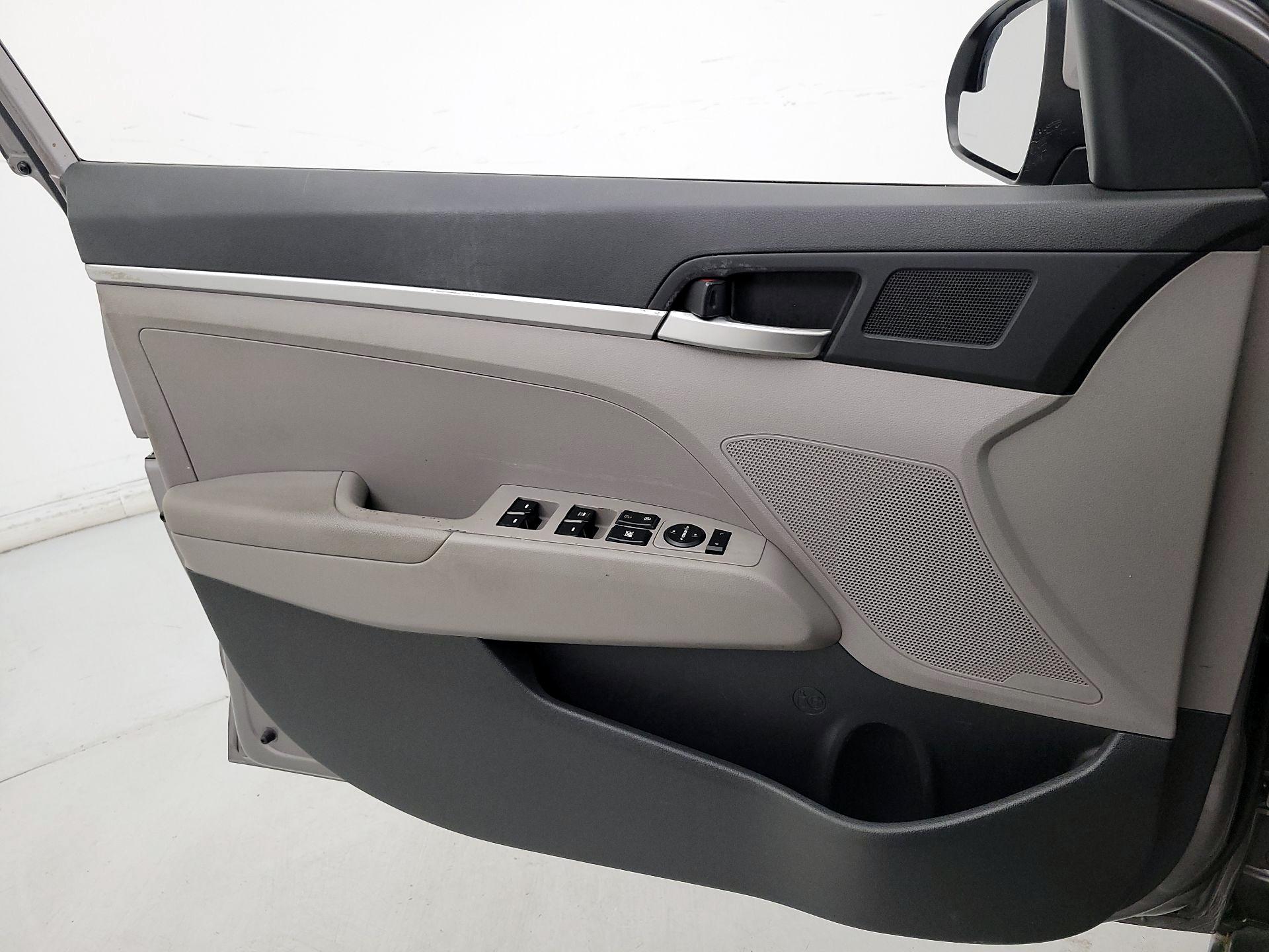Thumbnail: 2020 Hyundai Elantra - 12