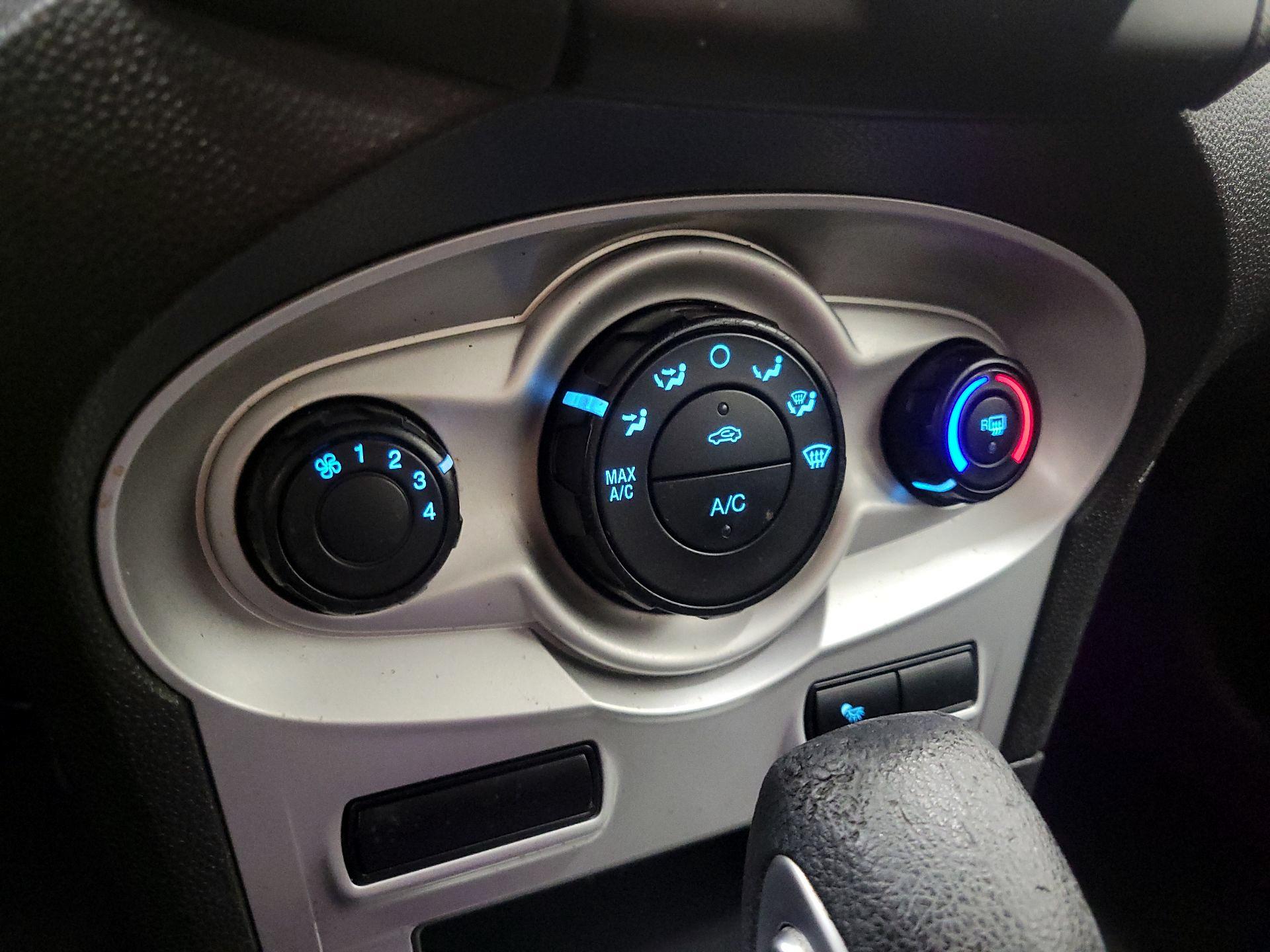 Thumbnail: 2015 Ford Fiesta - 15