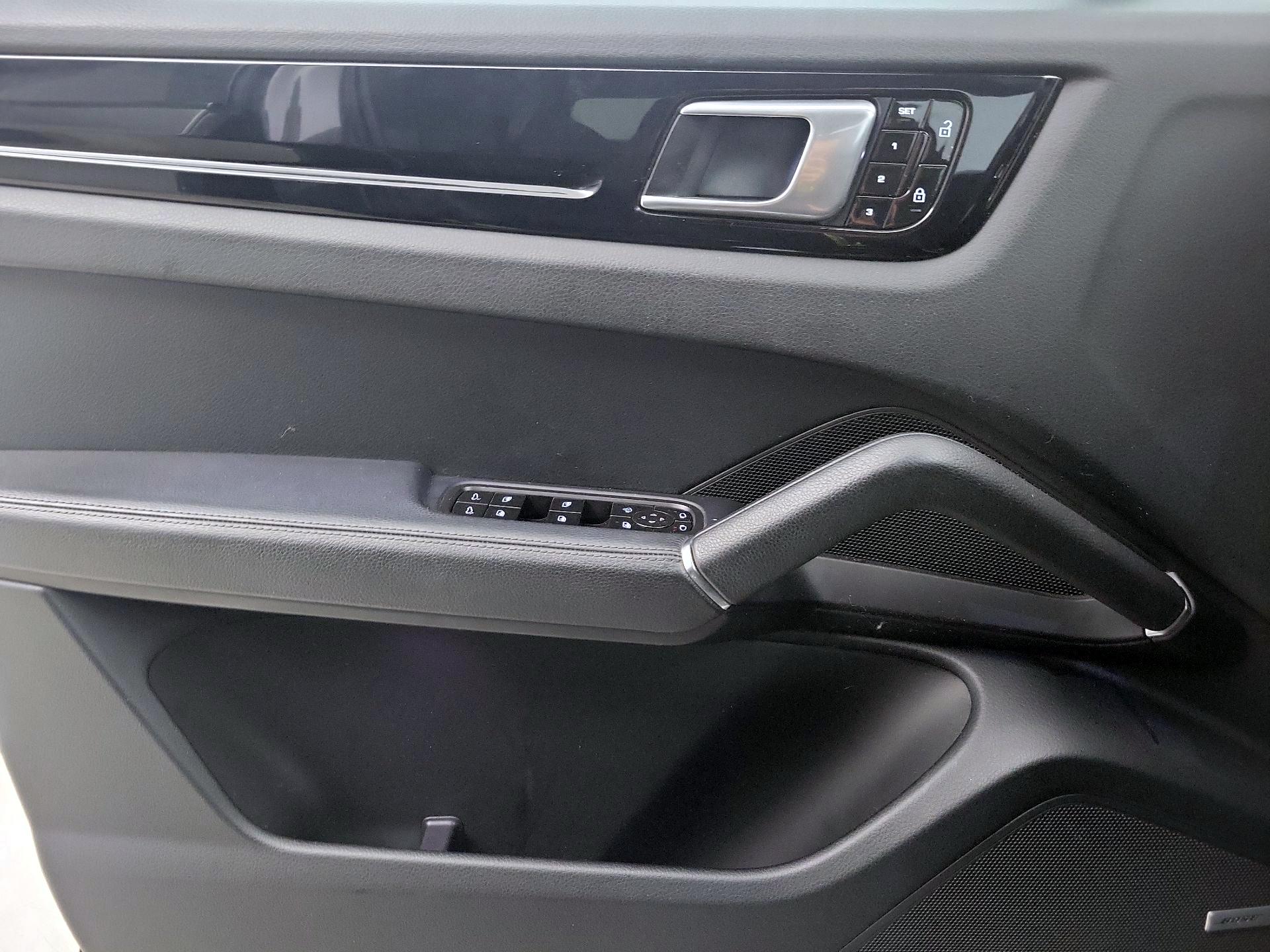 Thumbnail: 2019 Porsche Cayenne - 12