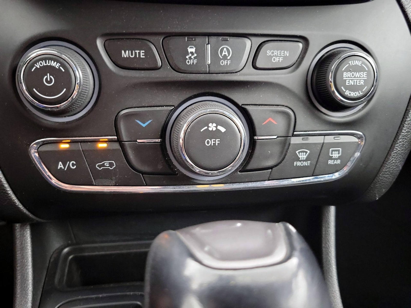 2019 Jeep Cherokee Latitude Plus - Photo 17