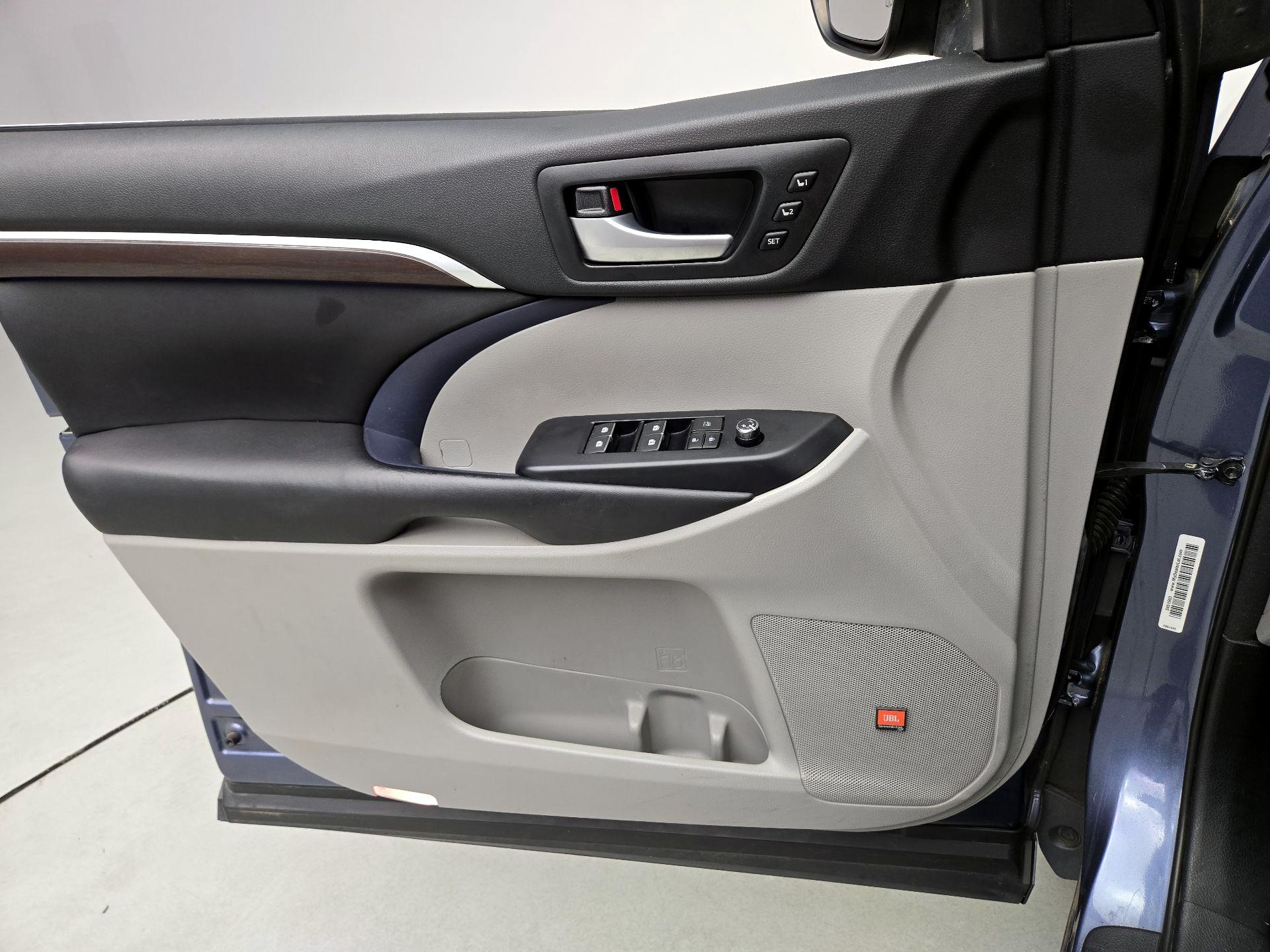 Thumbnail: 2016 Toyota Highlander - 12