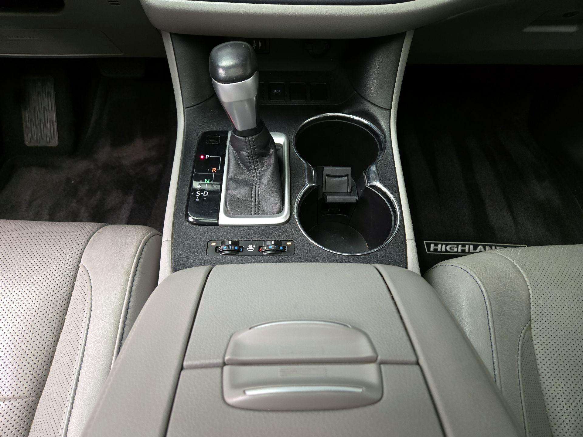 Thumbnail: 2016 Toyota Highlander - 18