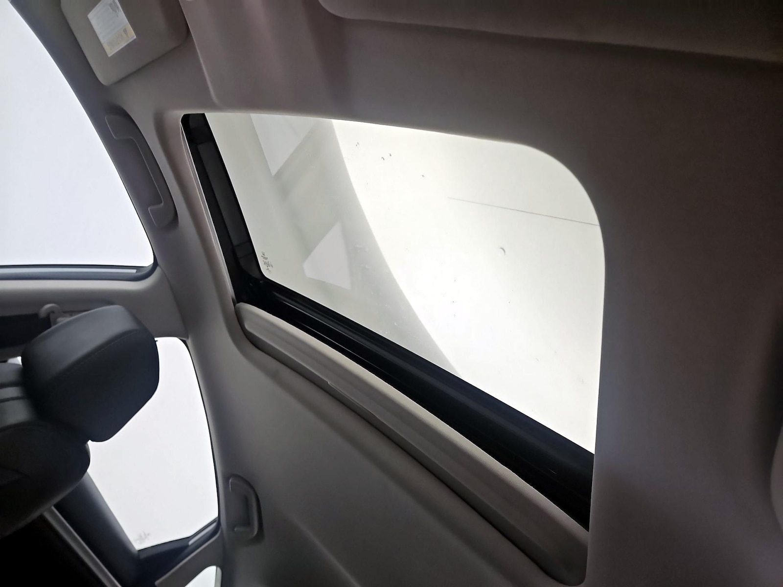 Sunroof(s) & Overhead Airbags