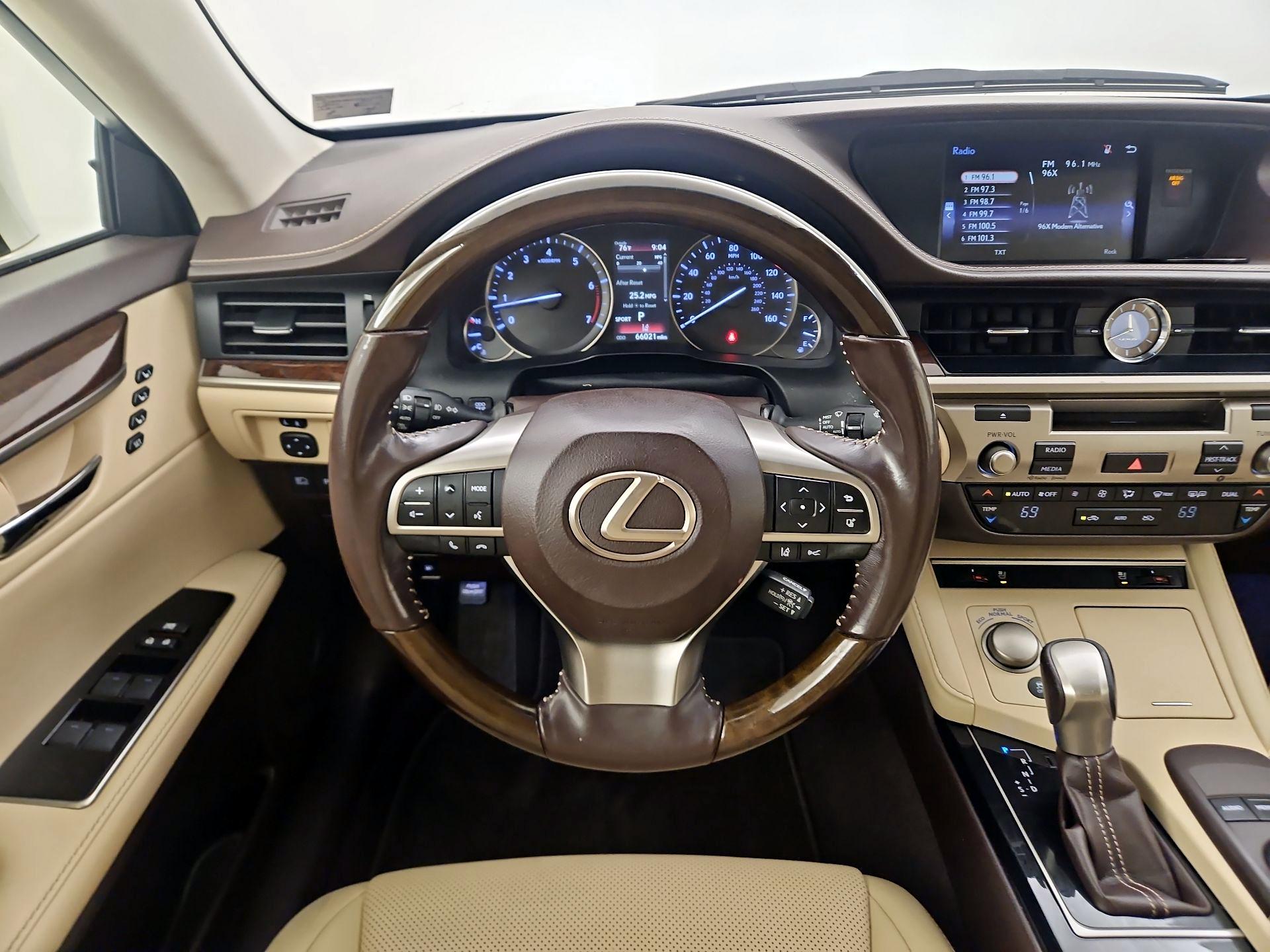 Thumbnail: 2017 Lexus ES - 10
