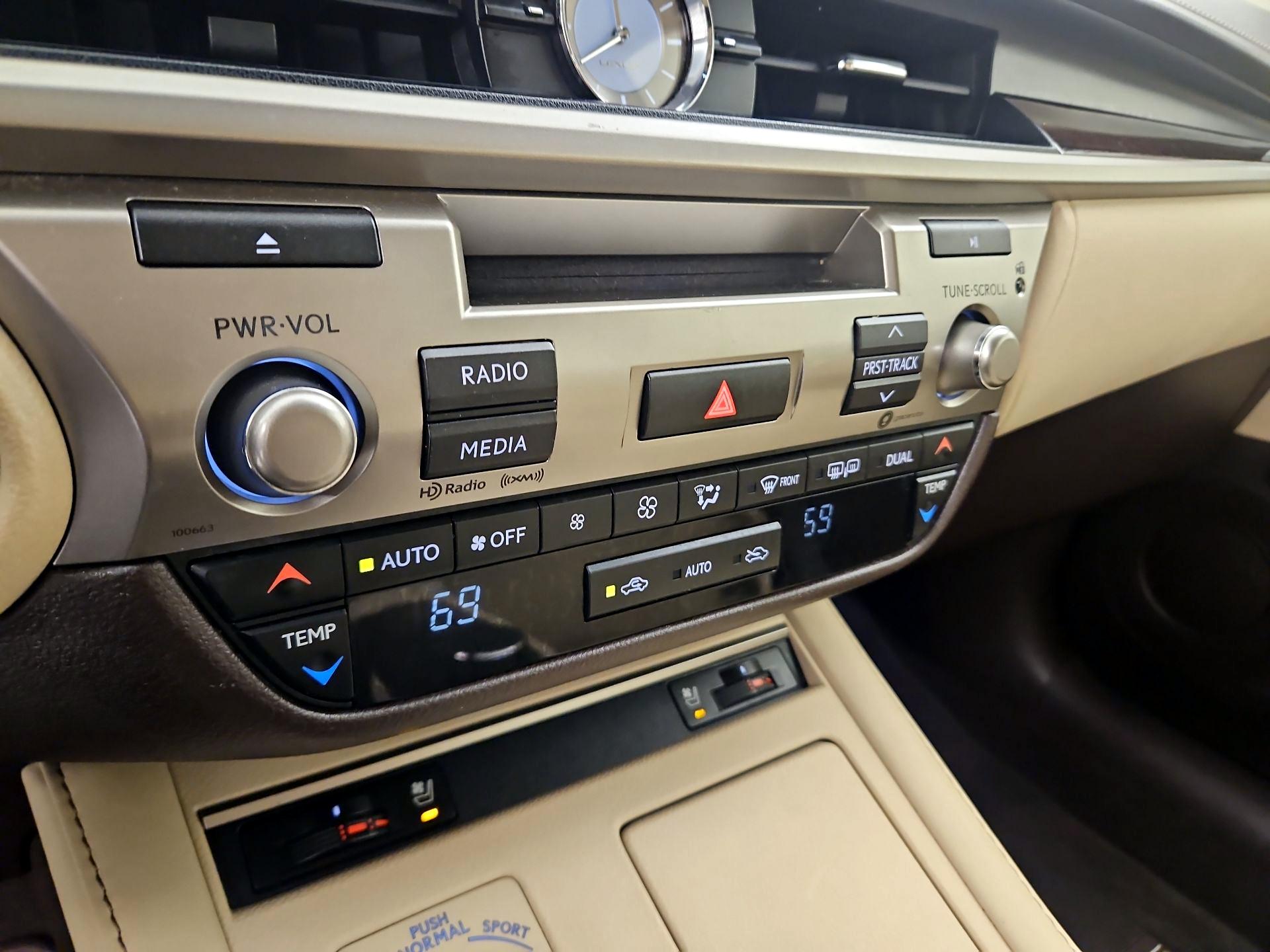 Thumbnail: 2017 Lexus ES - 16