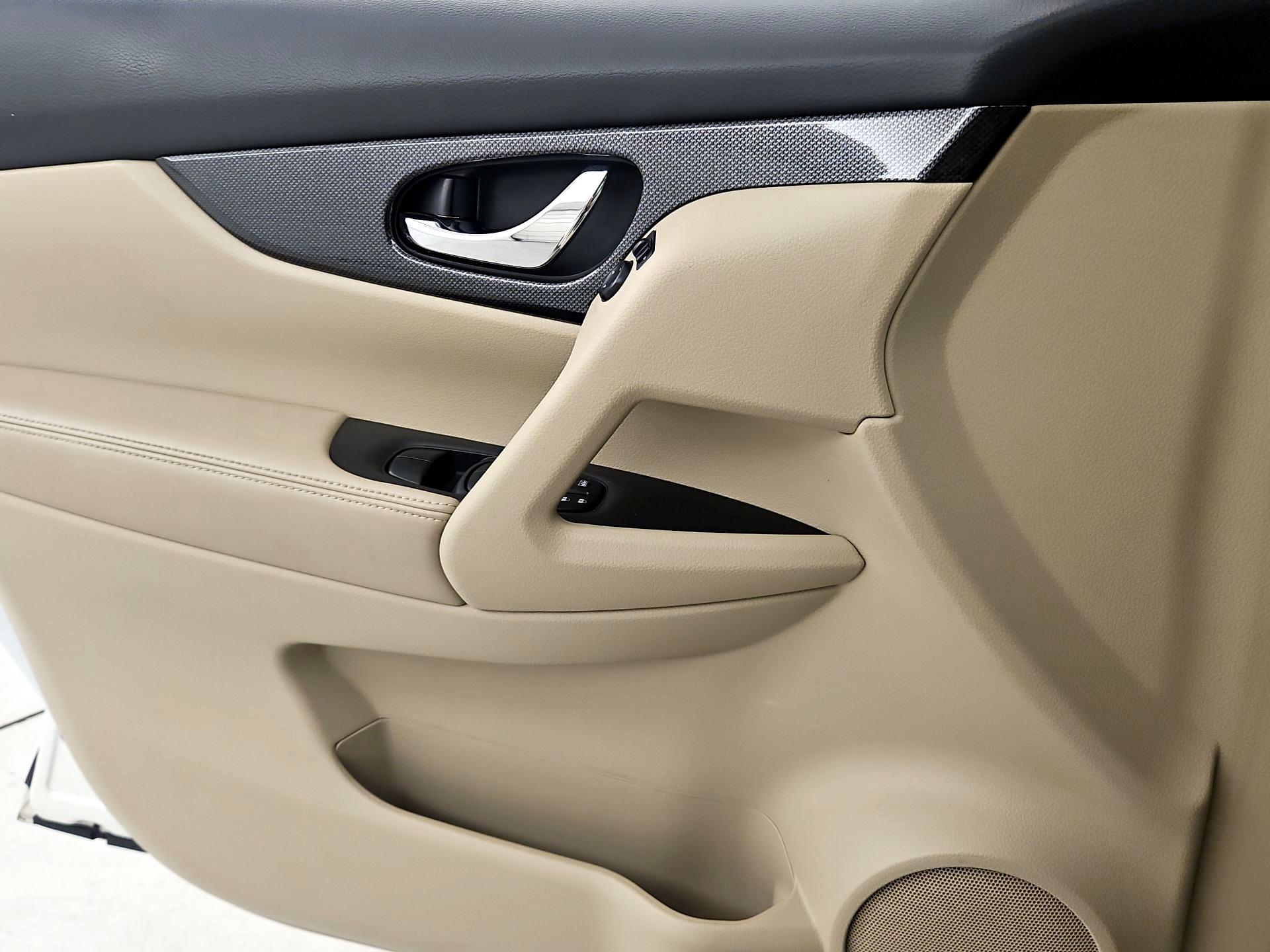 Thumbnail: 2016 Nissan Rogue - 12