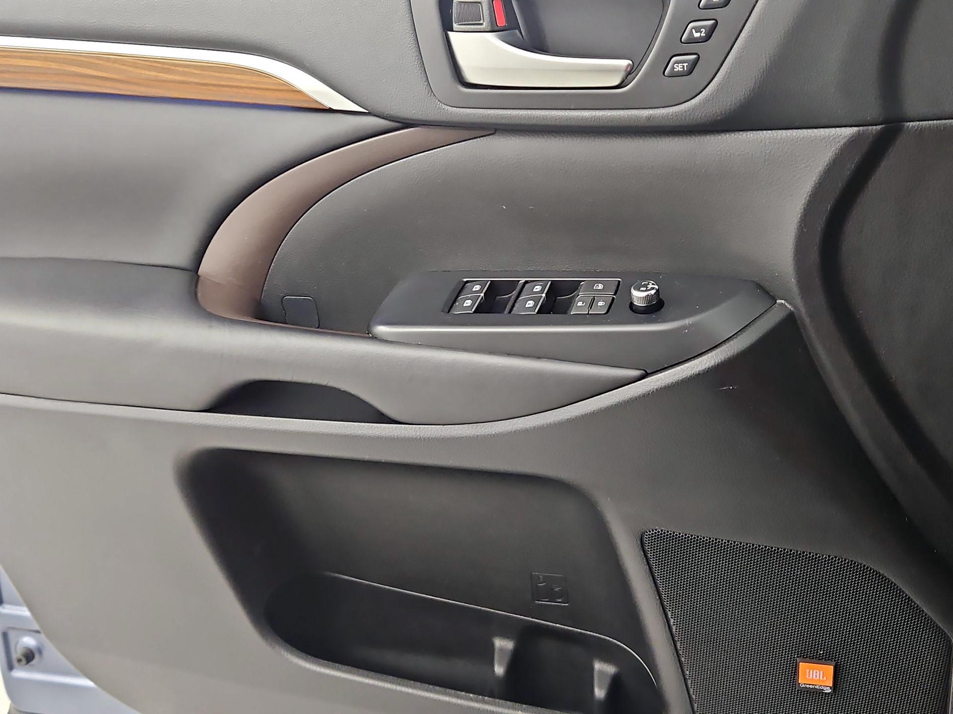Thumbnail: 2019 Toyota Highlander - 12