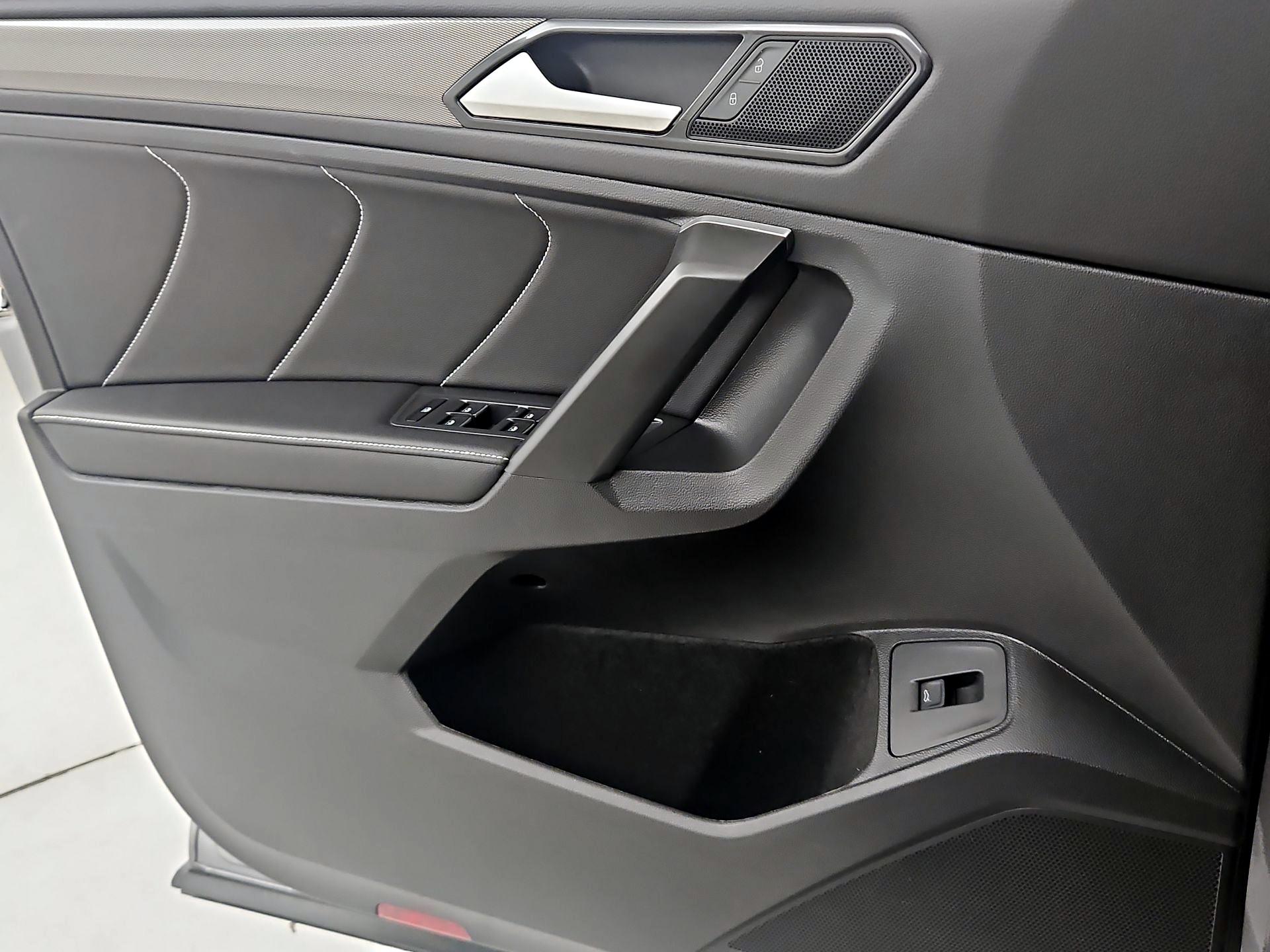 Thumbnail: 2024 Volkswagen Tiguan - 12