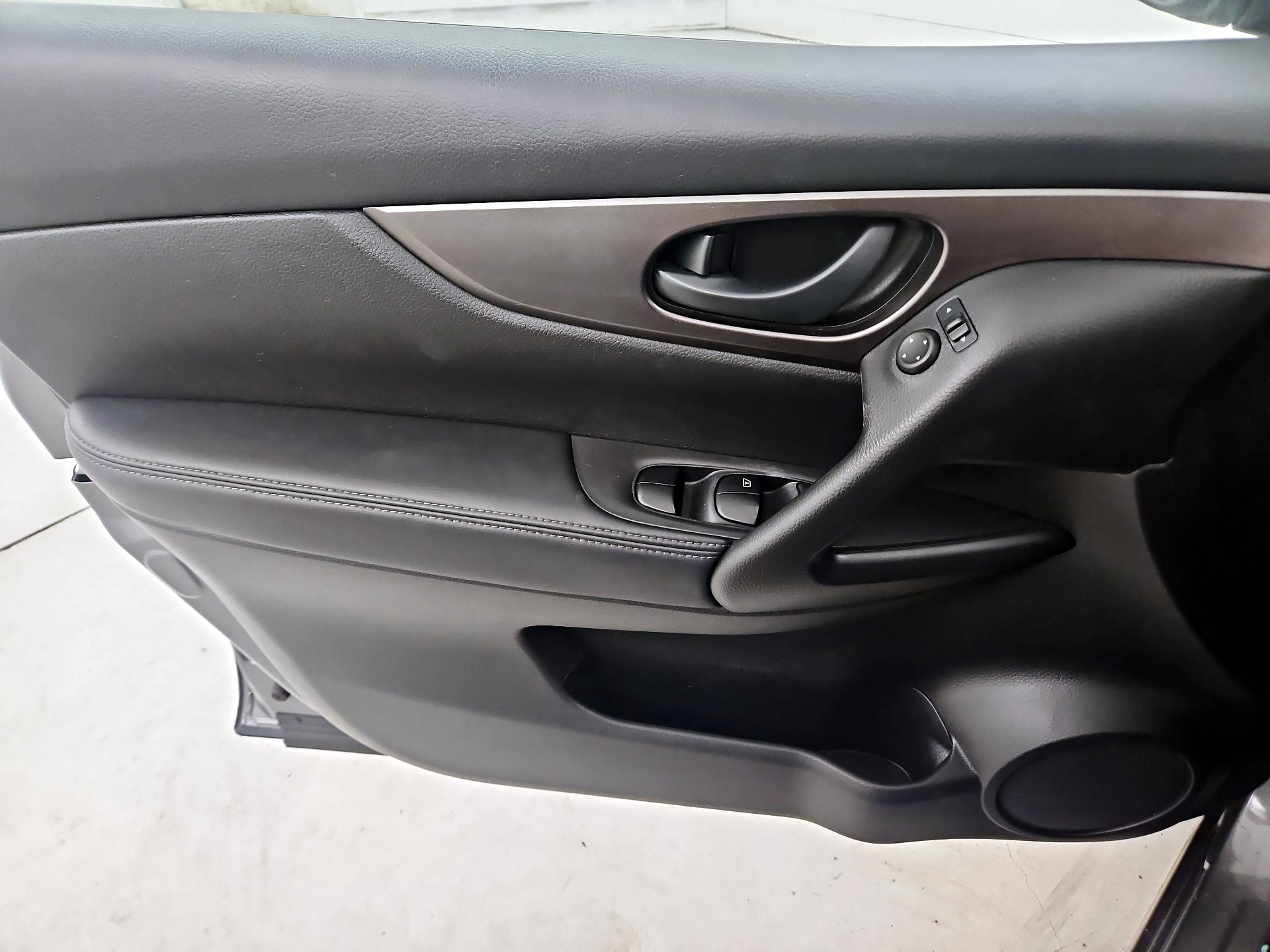 Thumbnail: 2018 Nissan Rogue Sport - 12