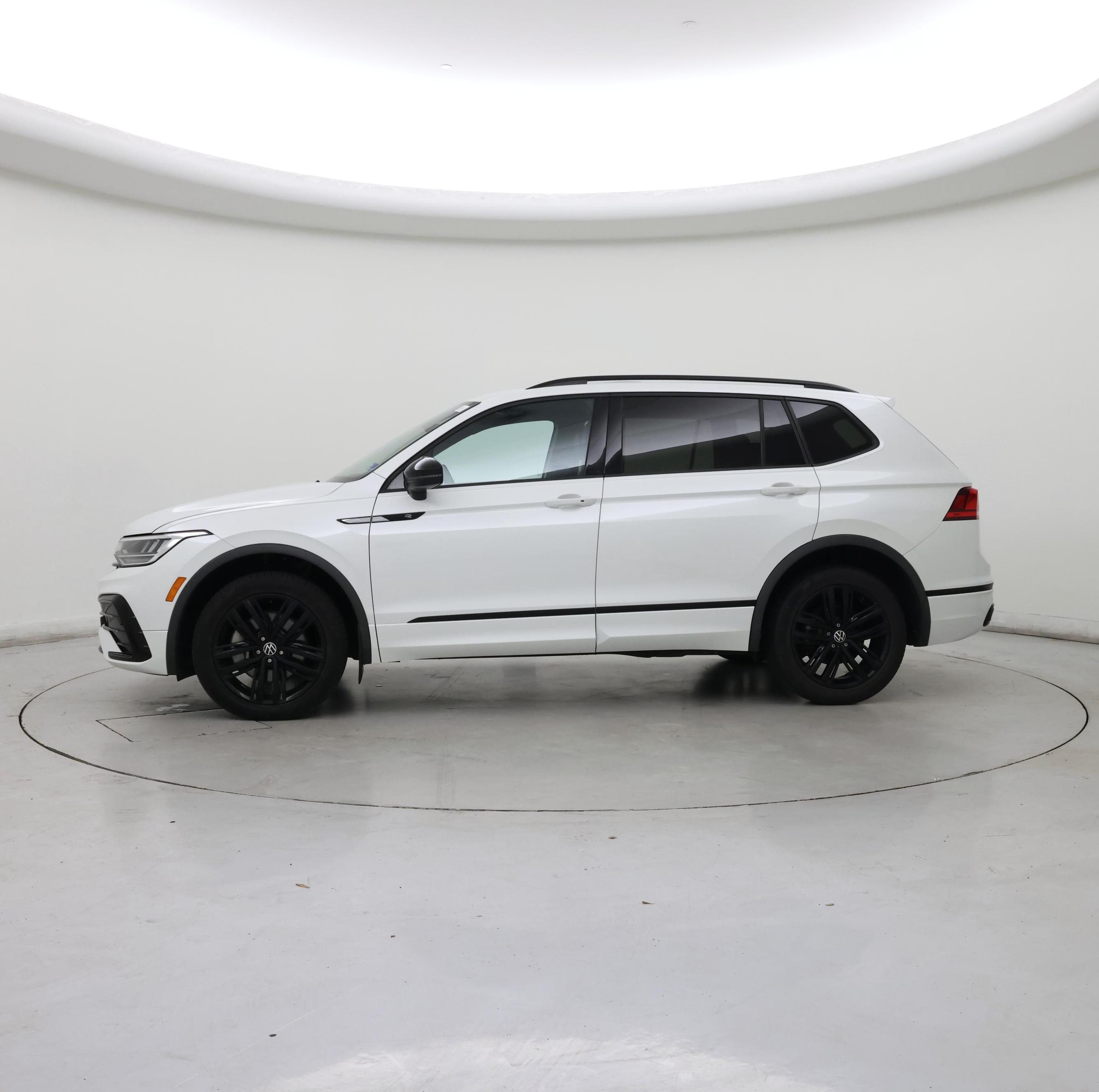 Thumbnail: 2022 Volkswagen Tiguan - 3