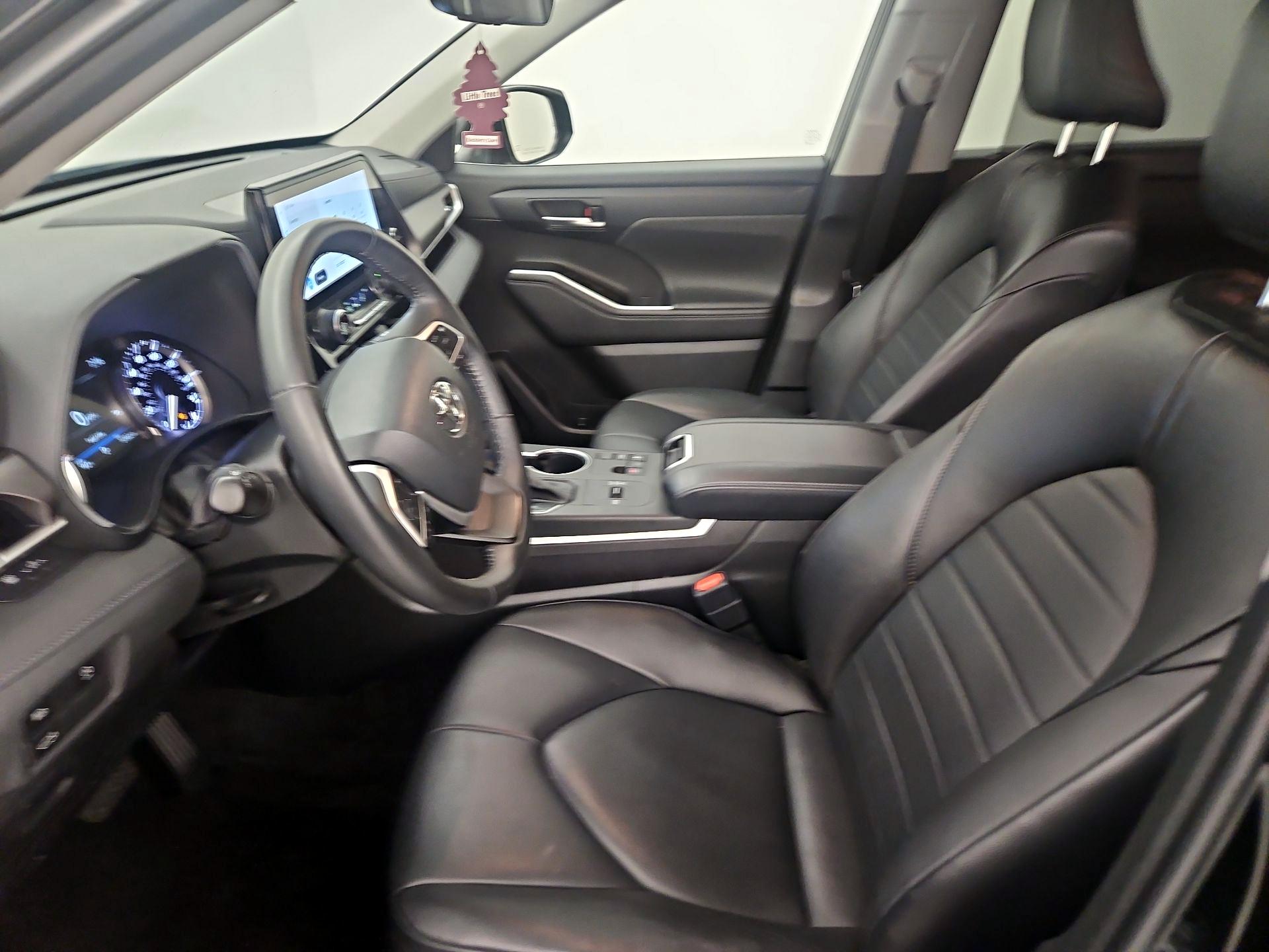 Thumbnail: 2023 Toyota Highlander - 11