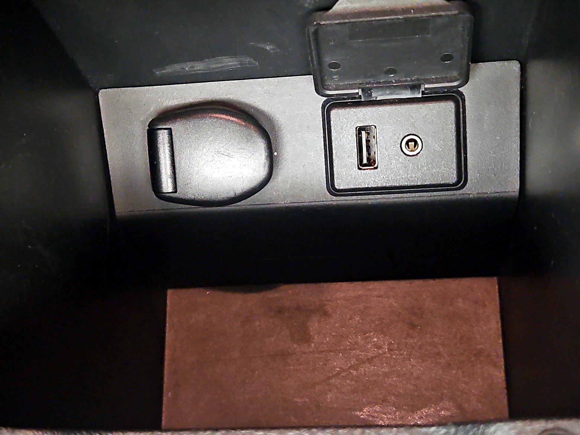 Thumbnail: 2015 Nissan Sentra - 18