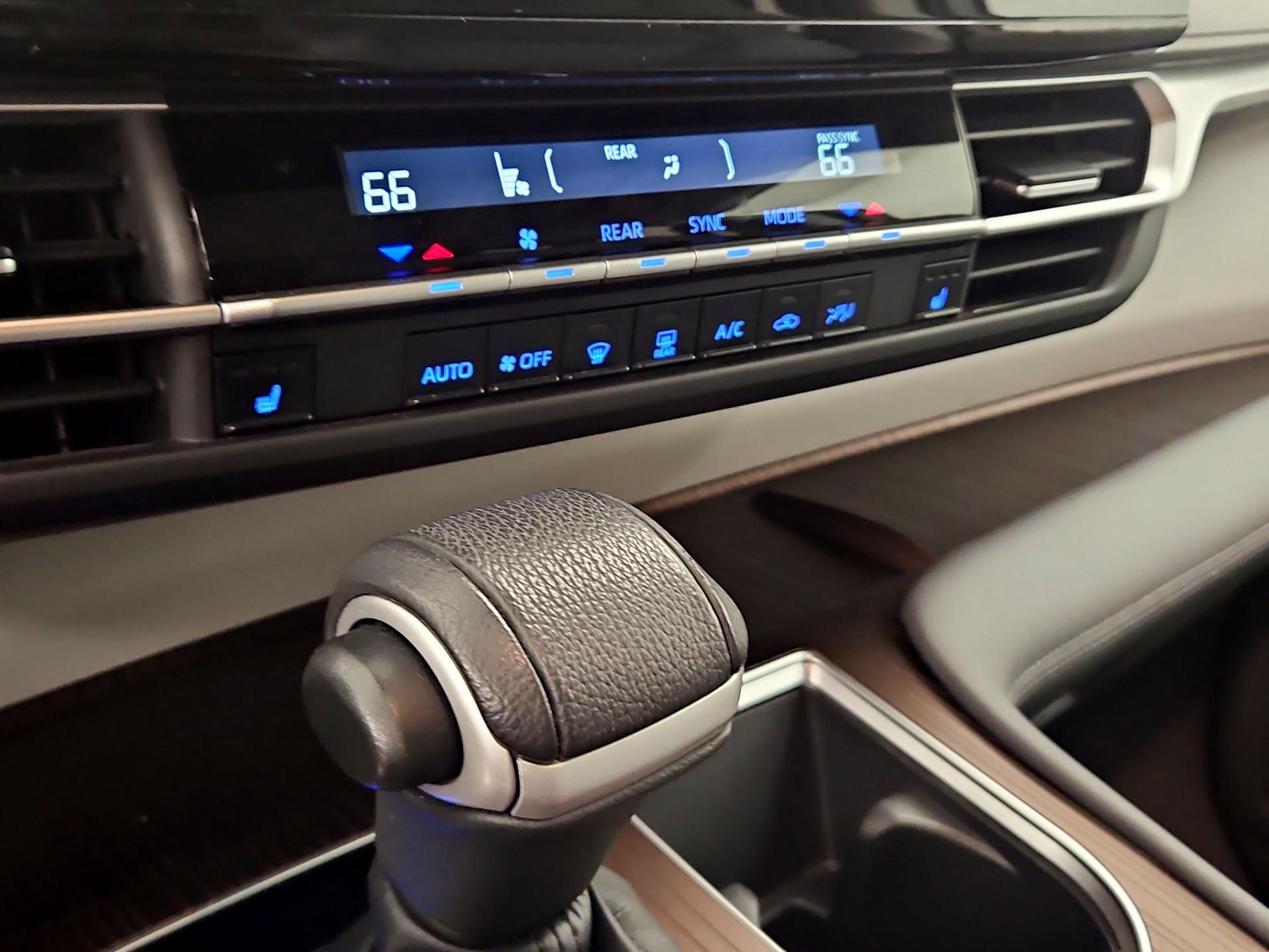 Thumbnail: 2021 Toyota Sienna - 16