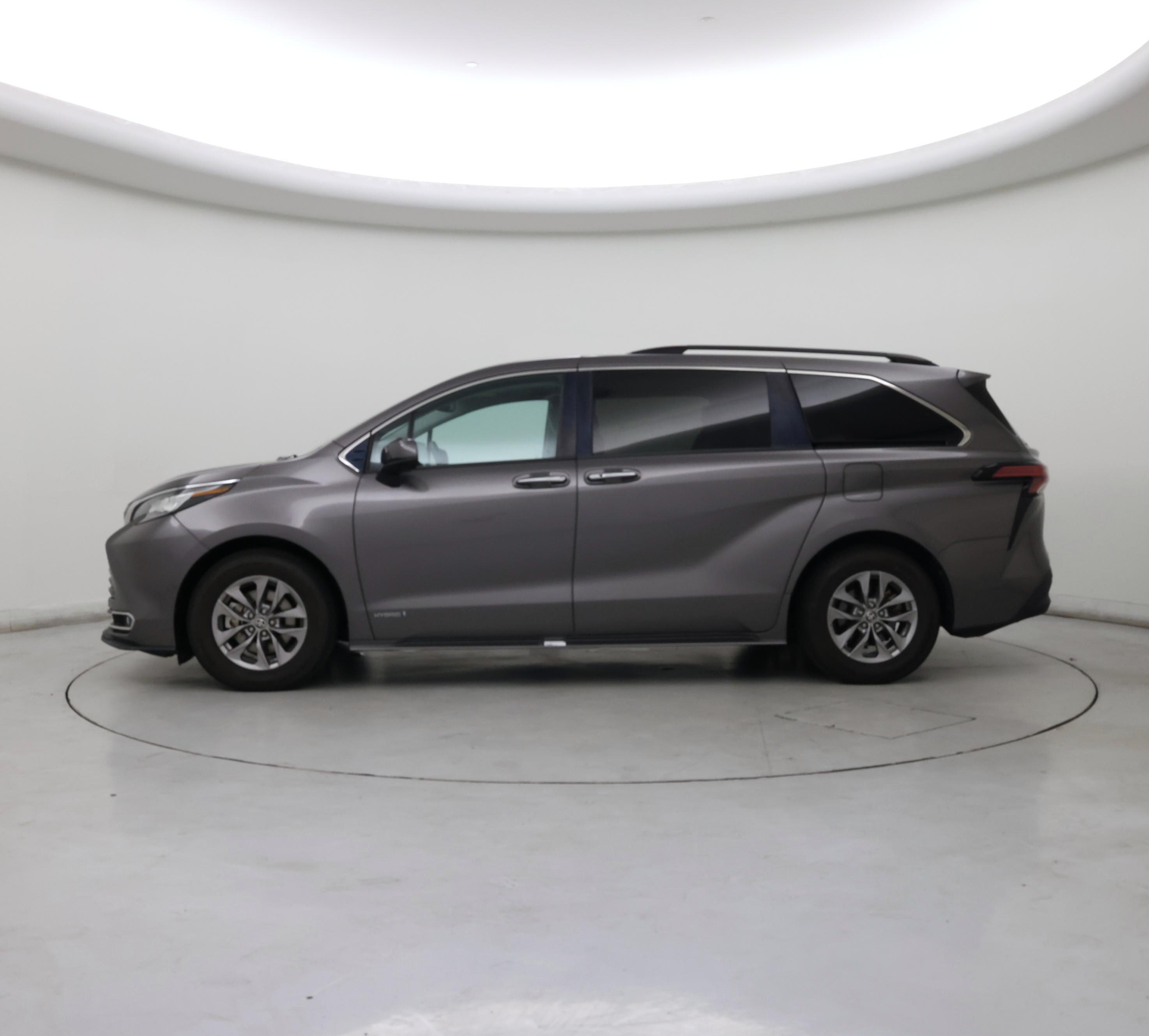 Thumbnail: 2021 Toyota Sienna - 3