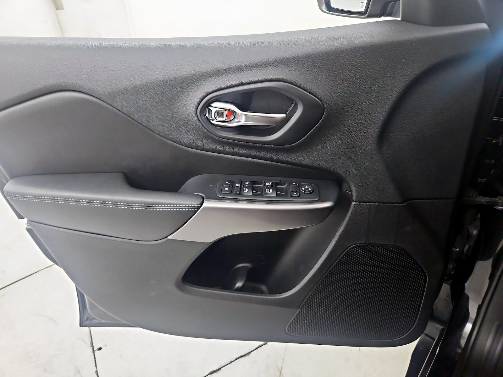 2019 Jeep Cherokee Latitude Plus - Photo 13