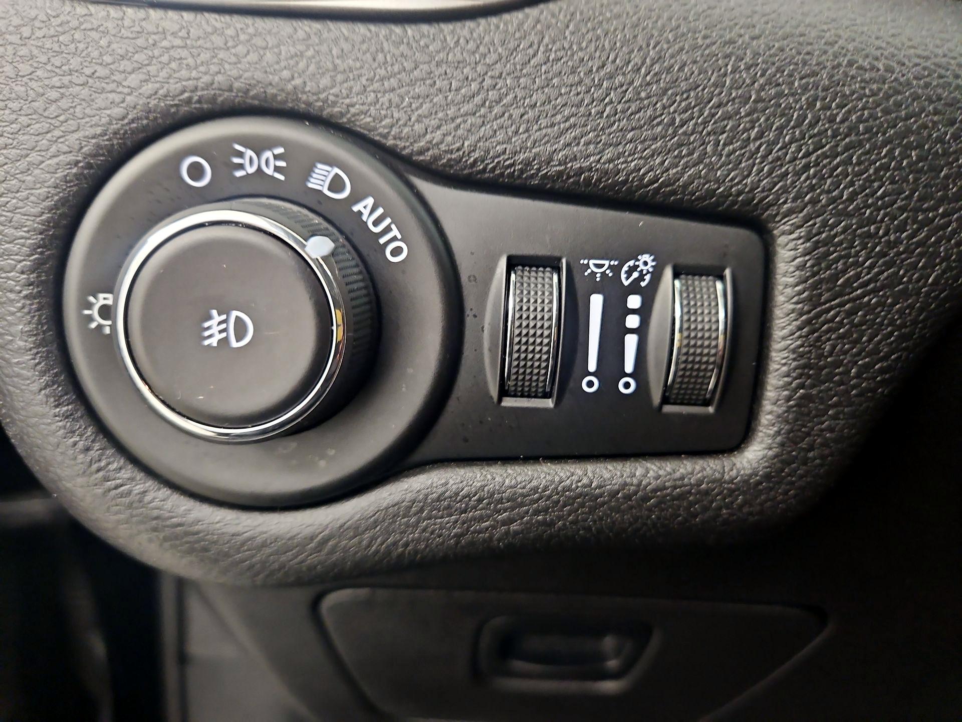 Thumbnail: 2019 Jeep Cherokee - 13