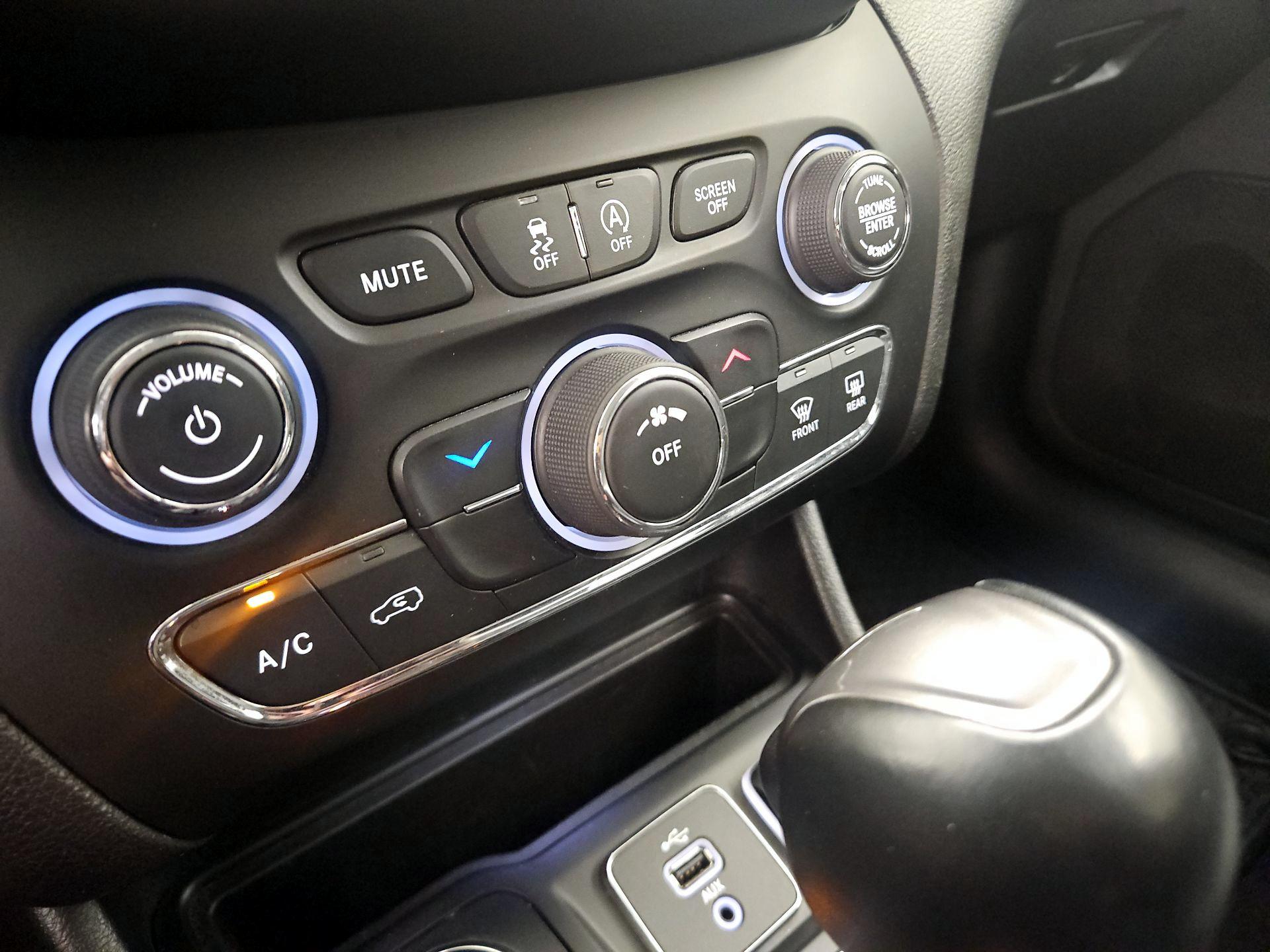 Thumbnail: 2019 Jeep Cherokee - 16