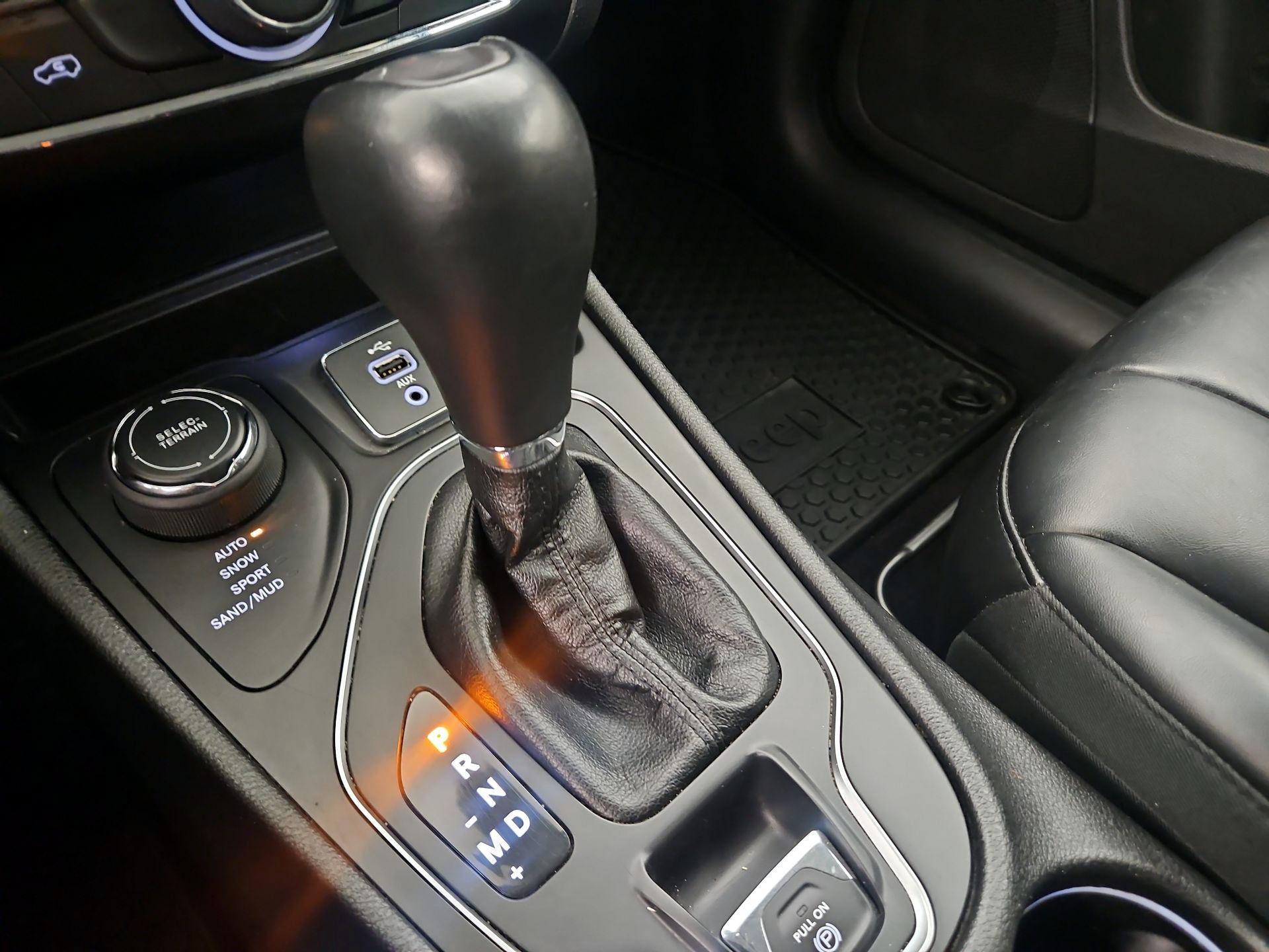 Thumbnail: 2019 Jeep Cherokee - 17