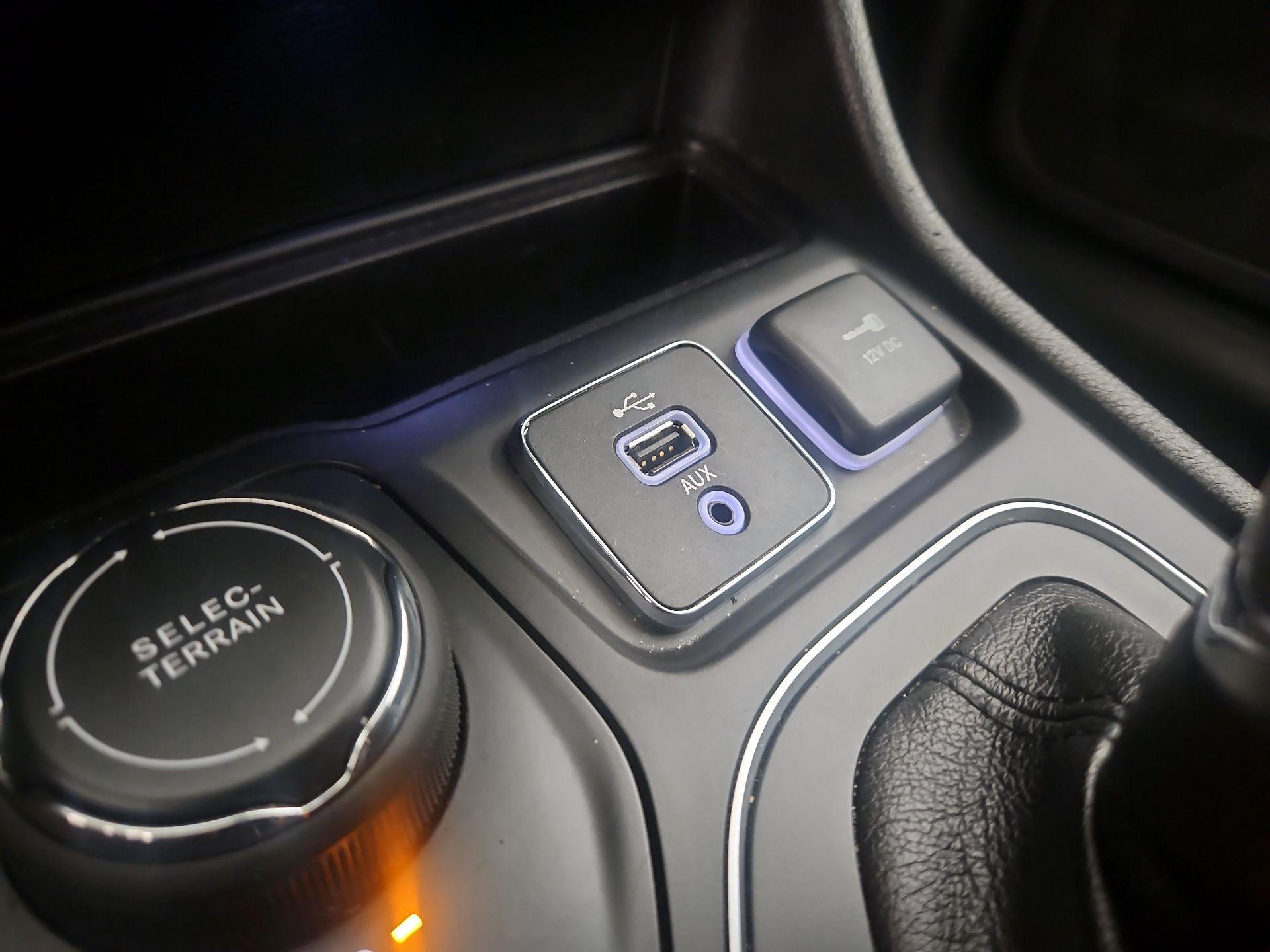 Thumbnail: 2019 Jeep Cherokee - 18