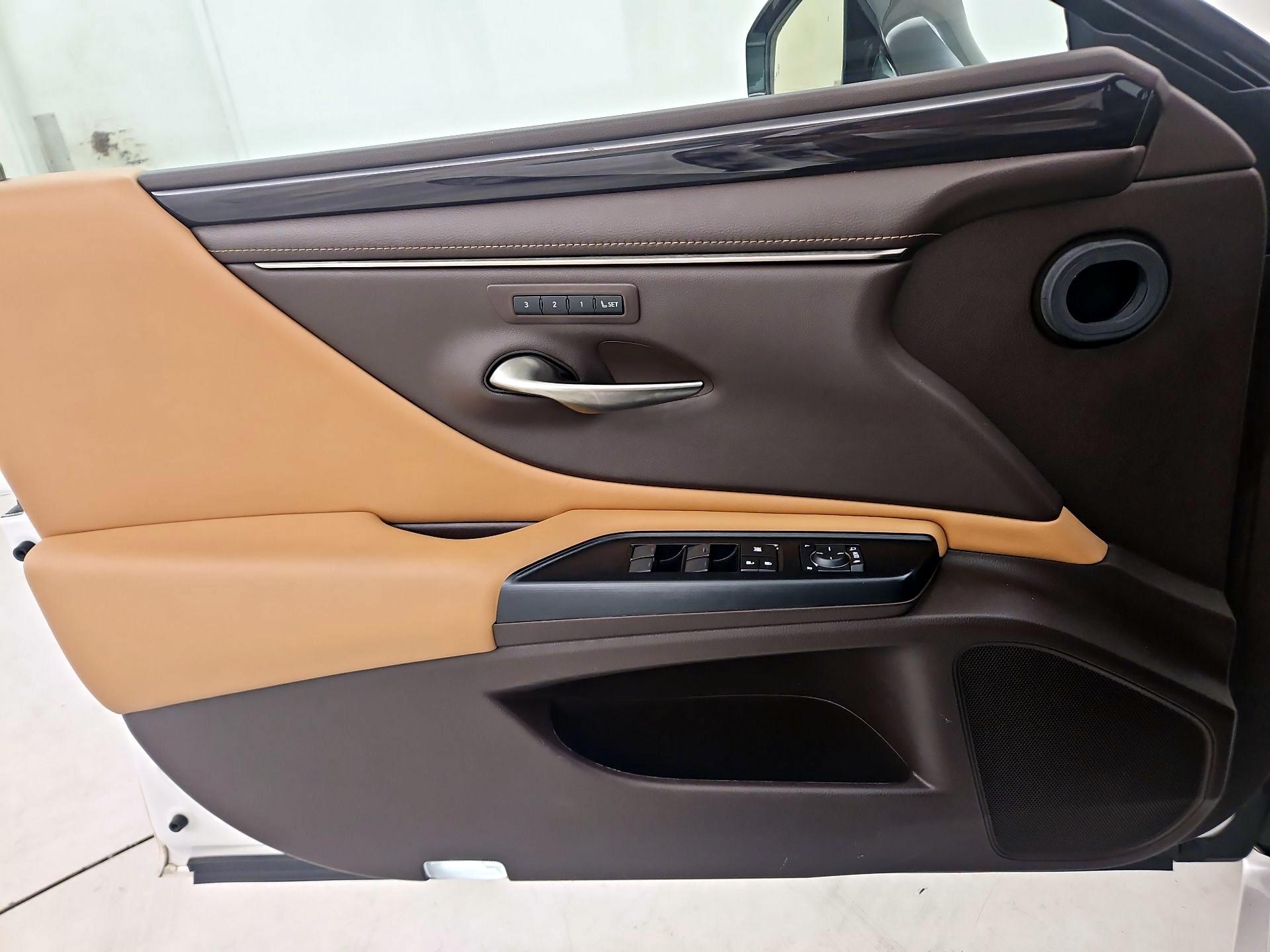 Thumbnail: 2020 Lexus ES - 12