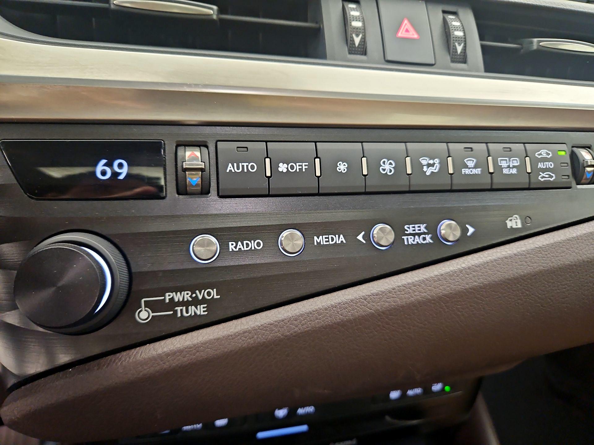 Thumbnail: 2020 Lexus ES - 15