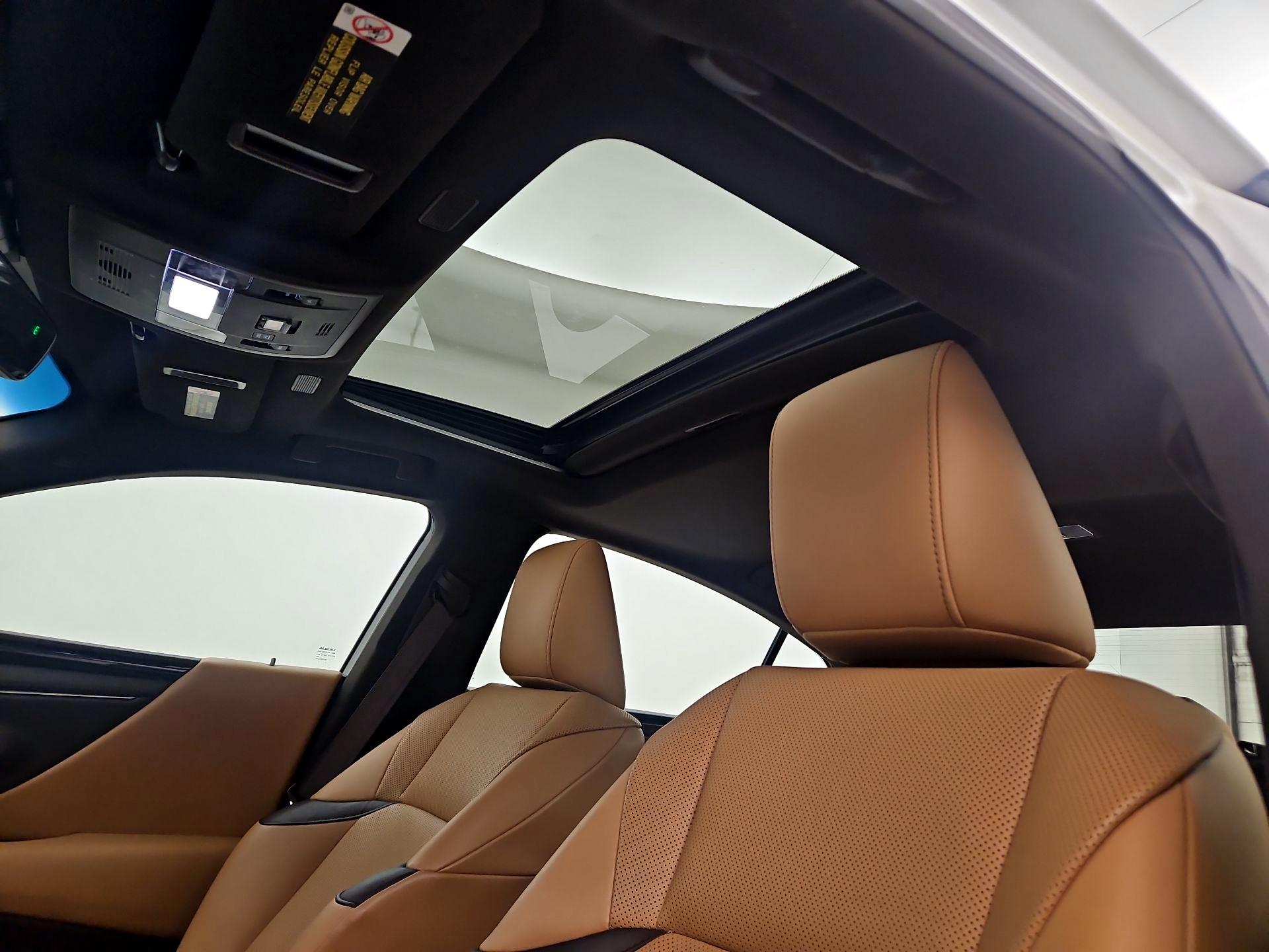 Thumbnail: 2020 Lexus ES - 18