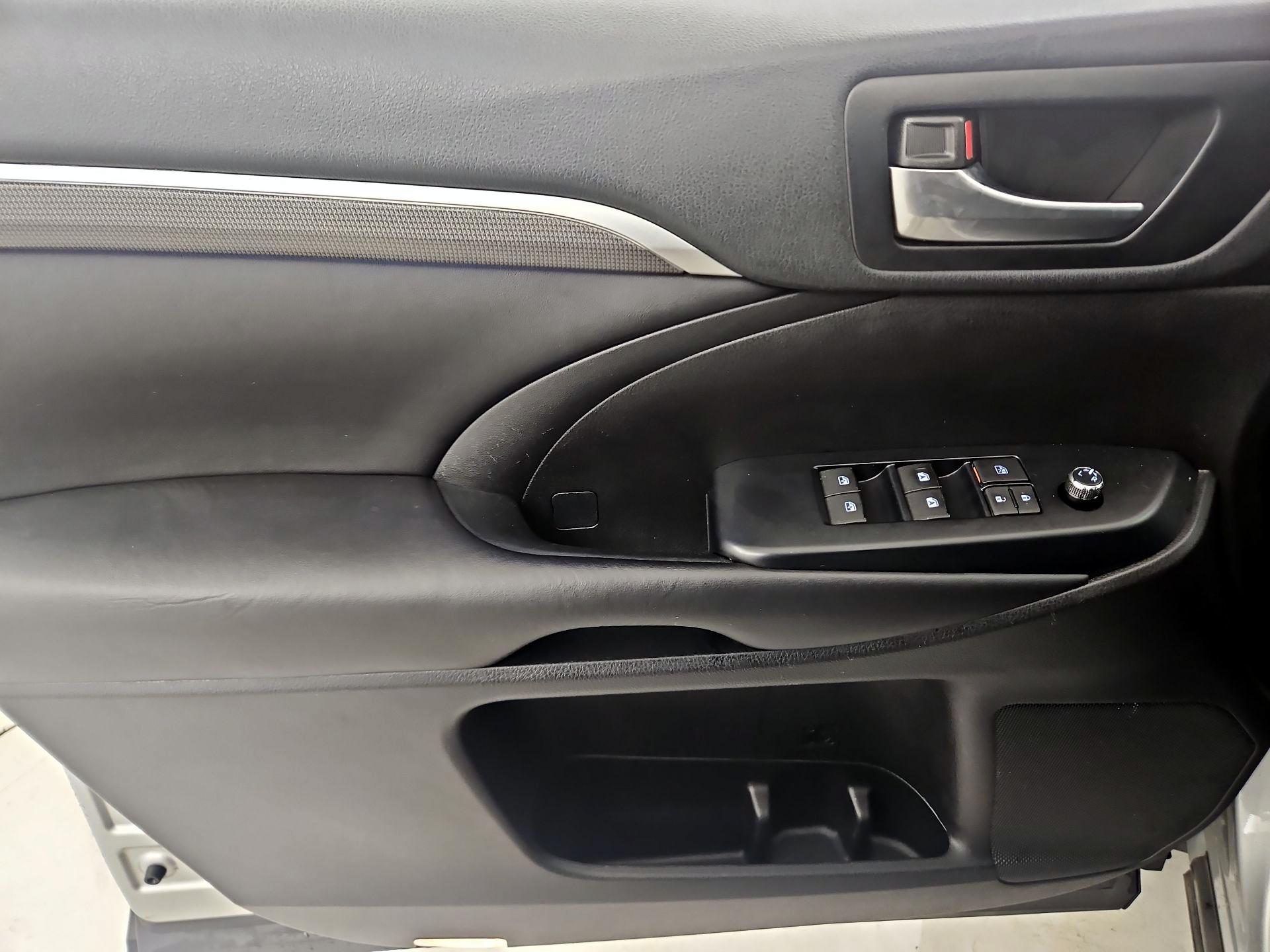 Thumbnail: 2019 Toyota Highlander - 12