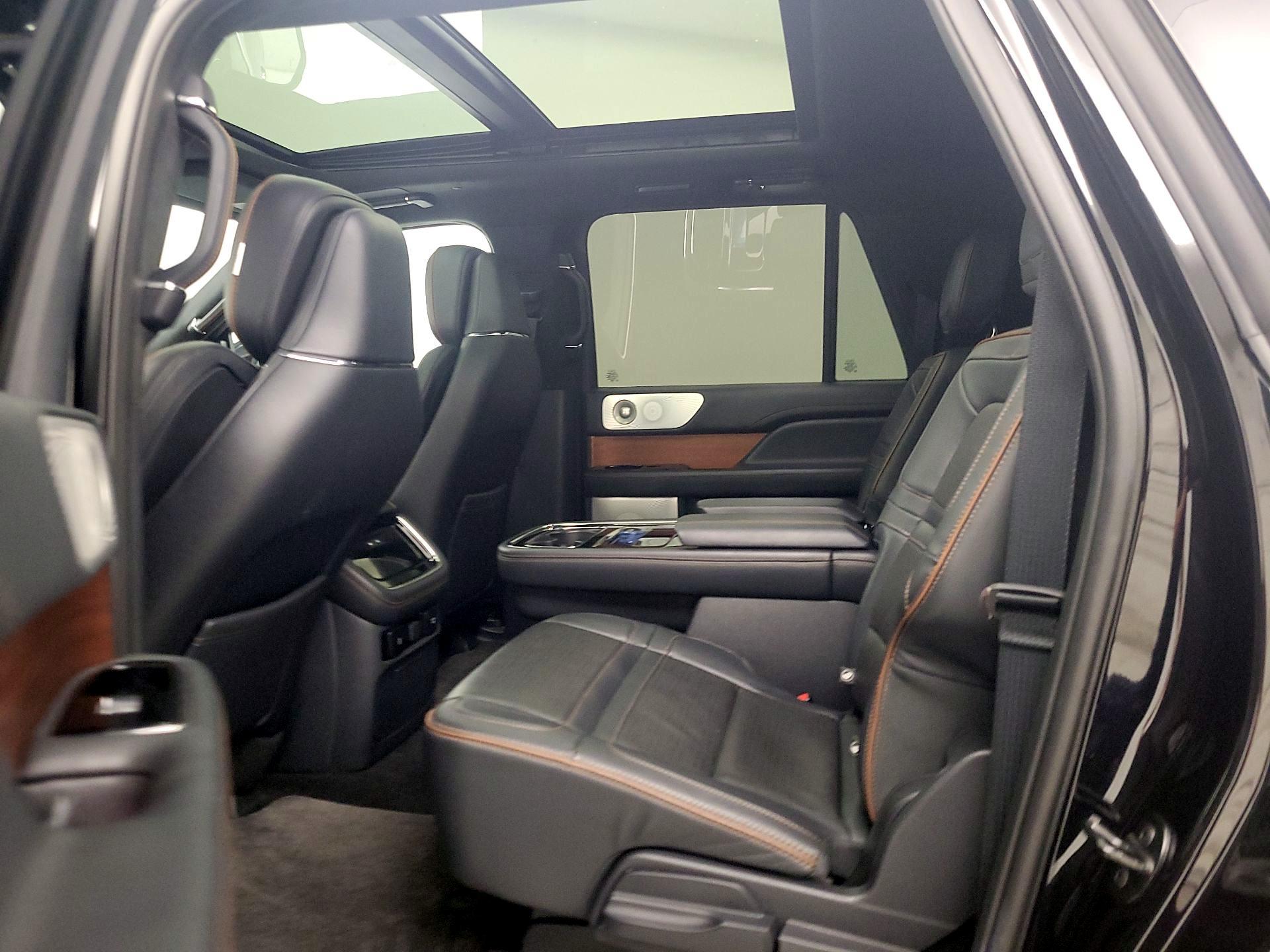 Thumbnail: 2022 Lincoln Navigator L - 20