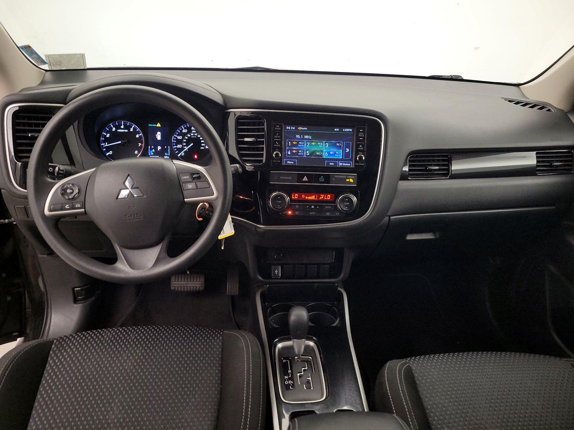 Thumbnail: 2019 Mitsubishi Outlander - 9