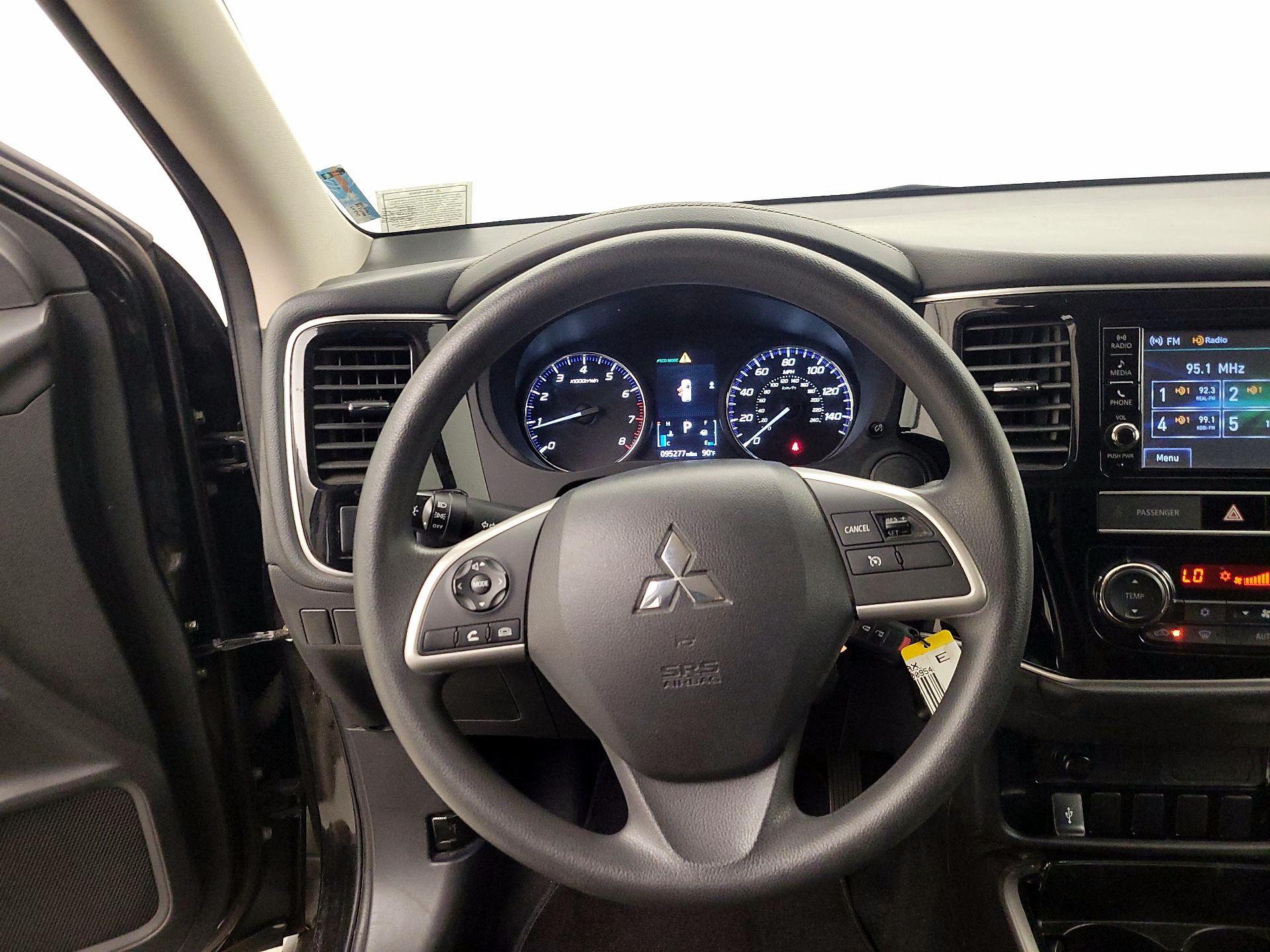 Thumbnail: 2019 Mitsubishi Outlander - 10