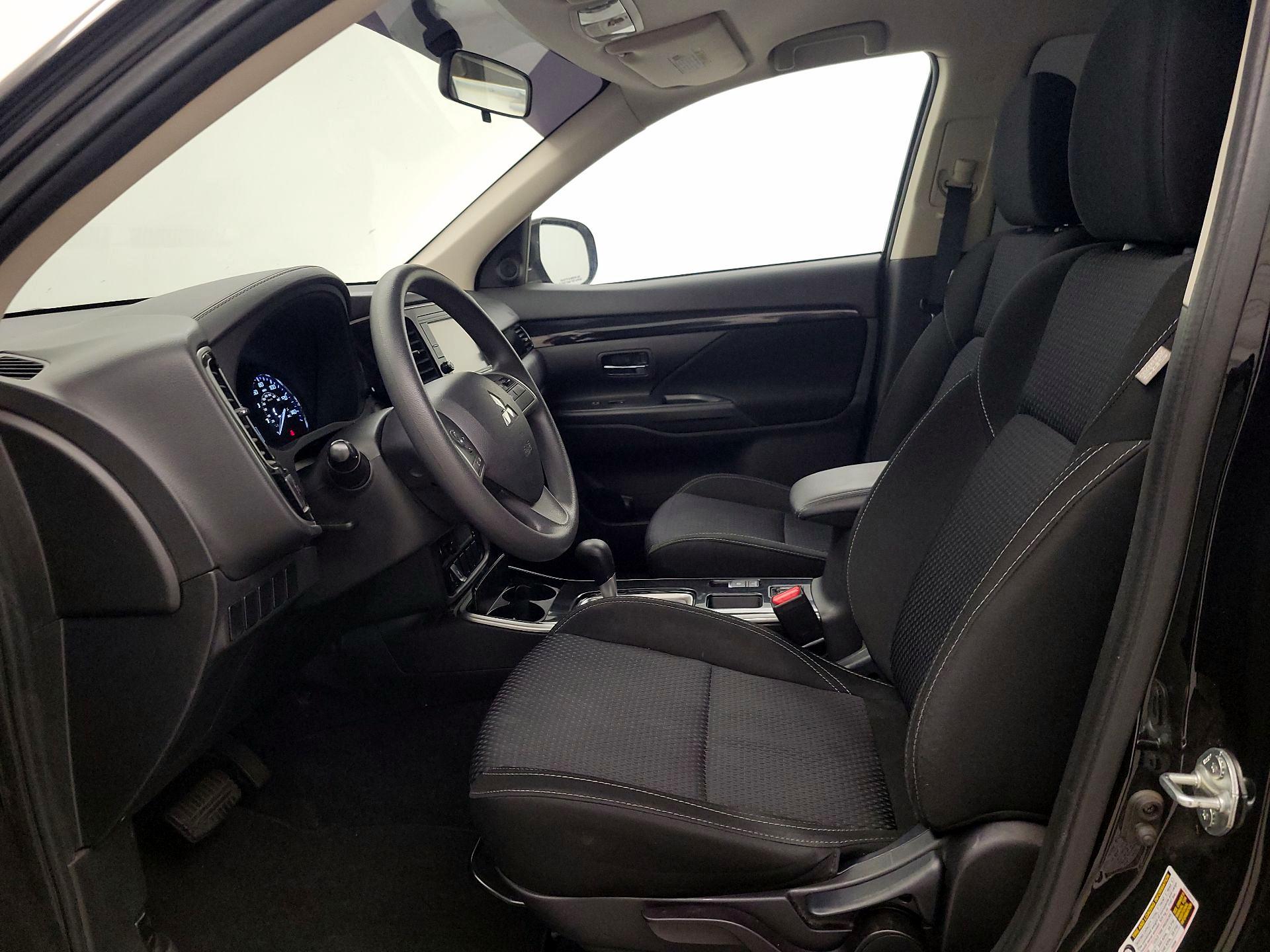 Thumbnail: 2019 Mitsubishi Outlander - 11