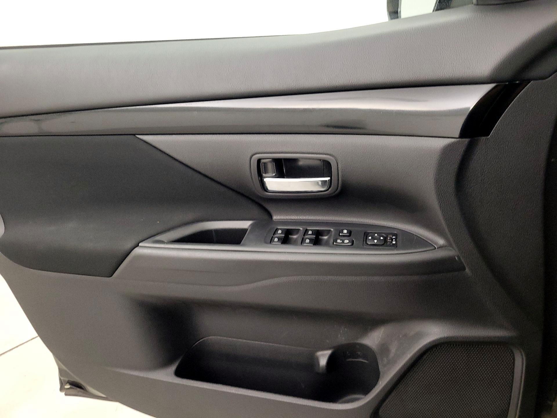 Thumbnail: 2019 Mitsubishi Outlander - 12