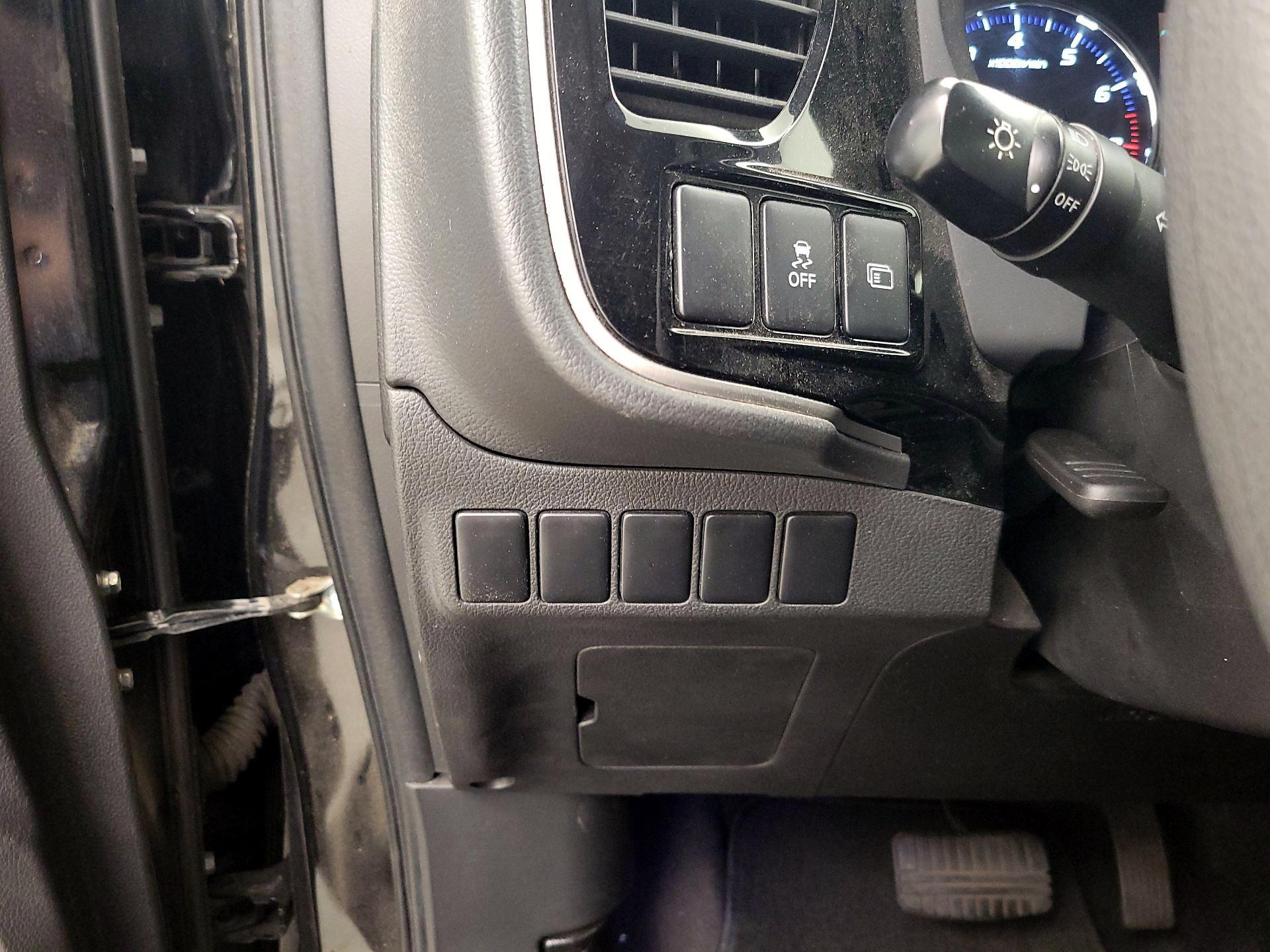 Thumbnail: 2019 Mitsubishi Outlander - 13