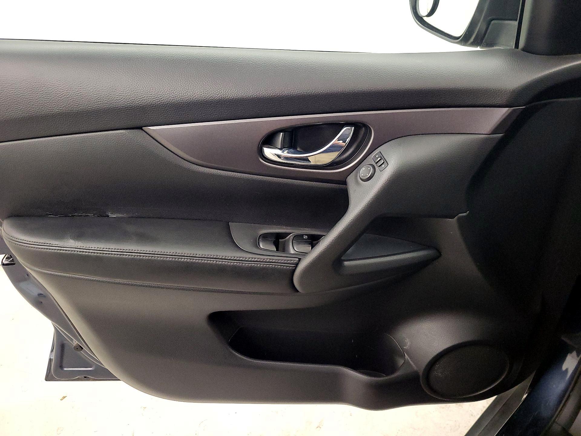 Thumbnail: 2016 Nissan Rogue - 12
