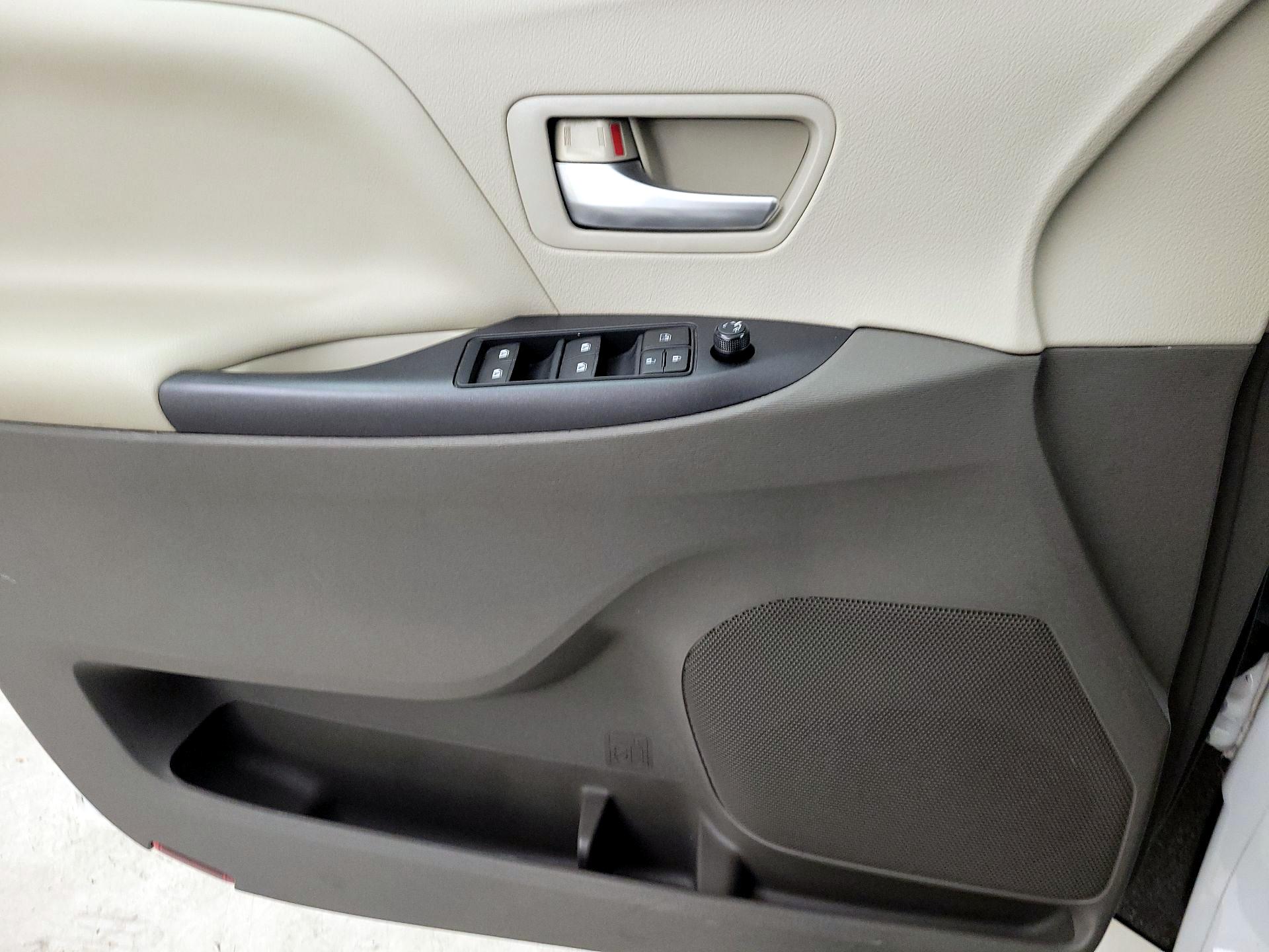 Thumbnail: 2015 Toyota Sienna - 12
