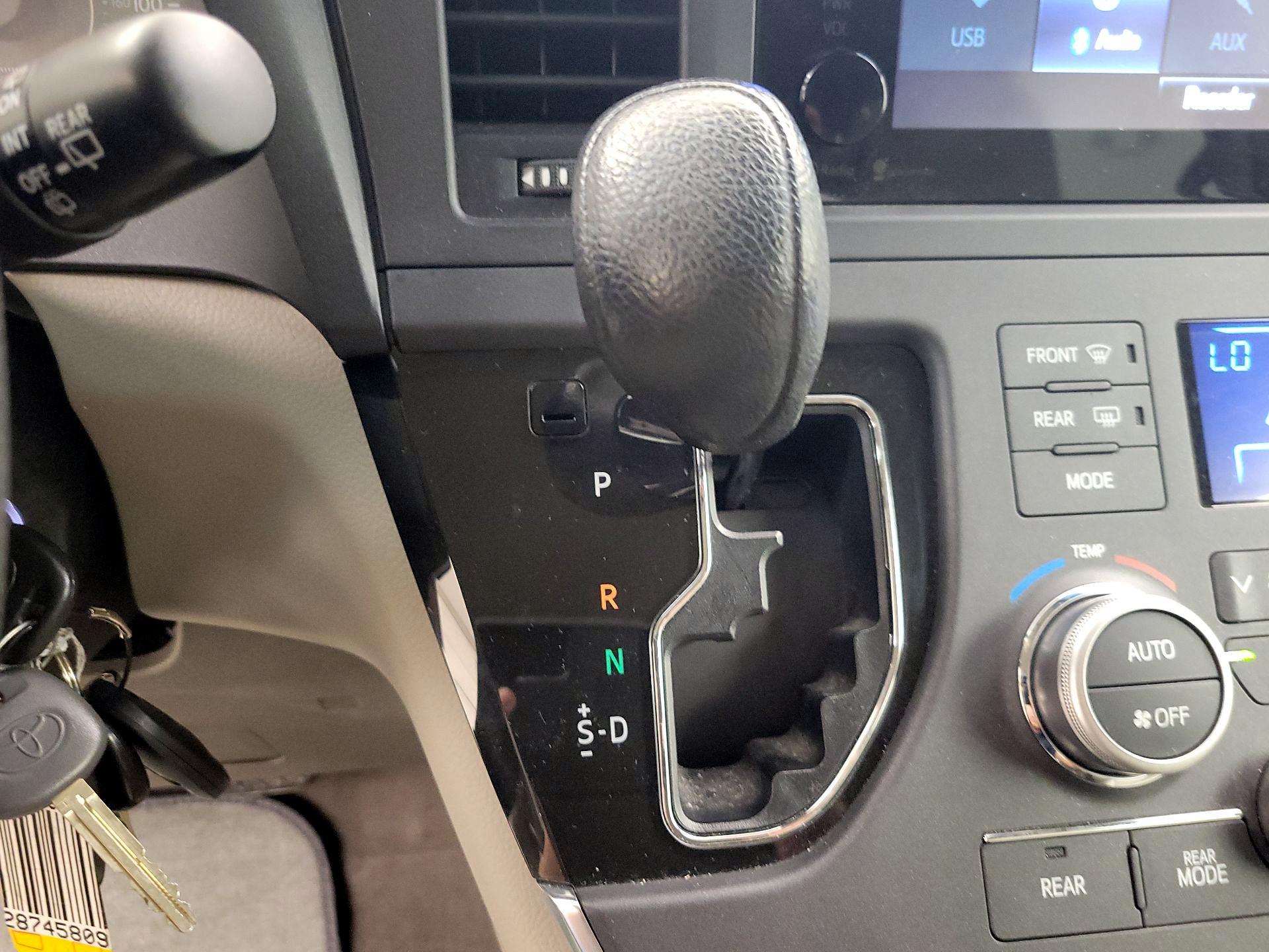 Thumbnail: 2015 Toyota Sienna - 16