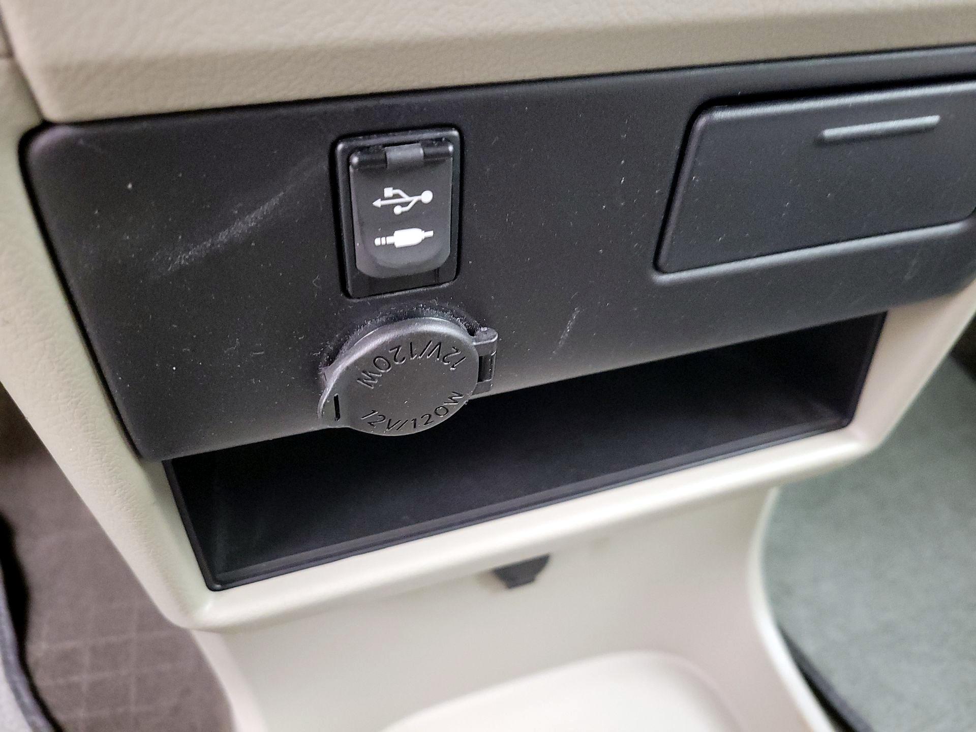 Thumbnail: 2015 Toyota Sienna - 17