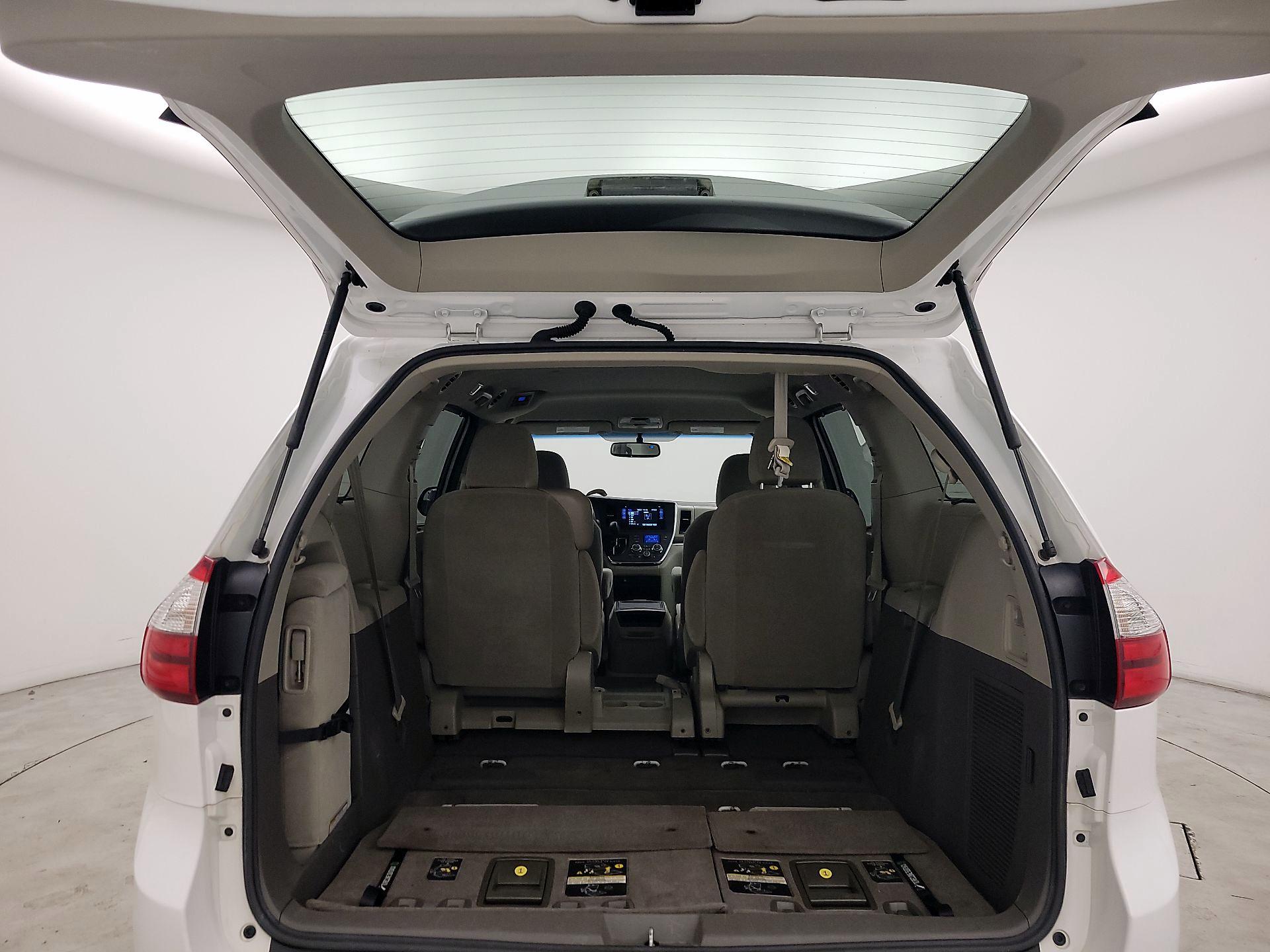 Thumbnail: 2015 Toyota Sienna - 19