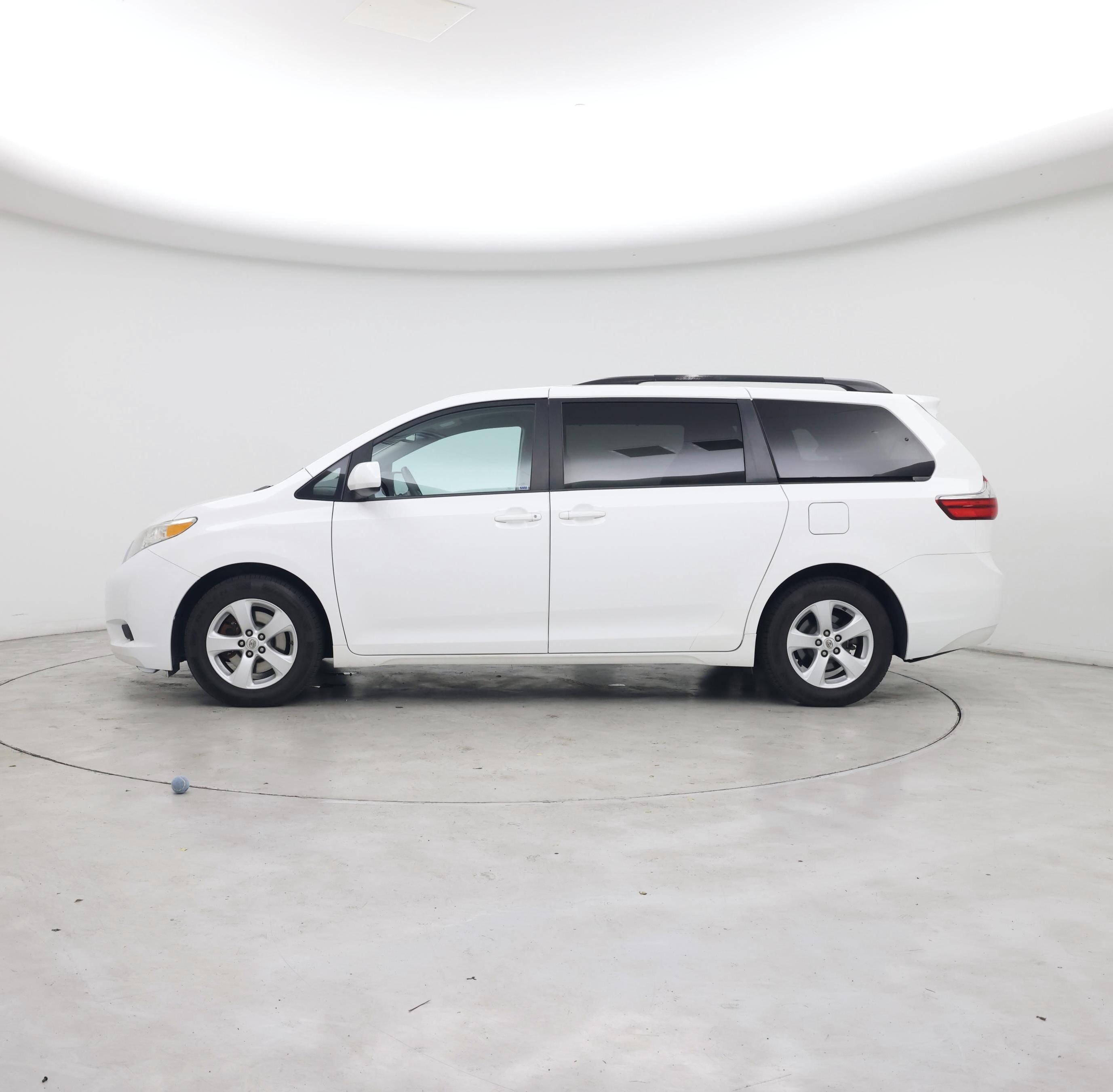 Thumbnail: 2015 Toyota Sienna - 3
