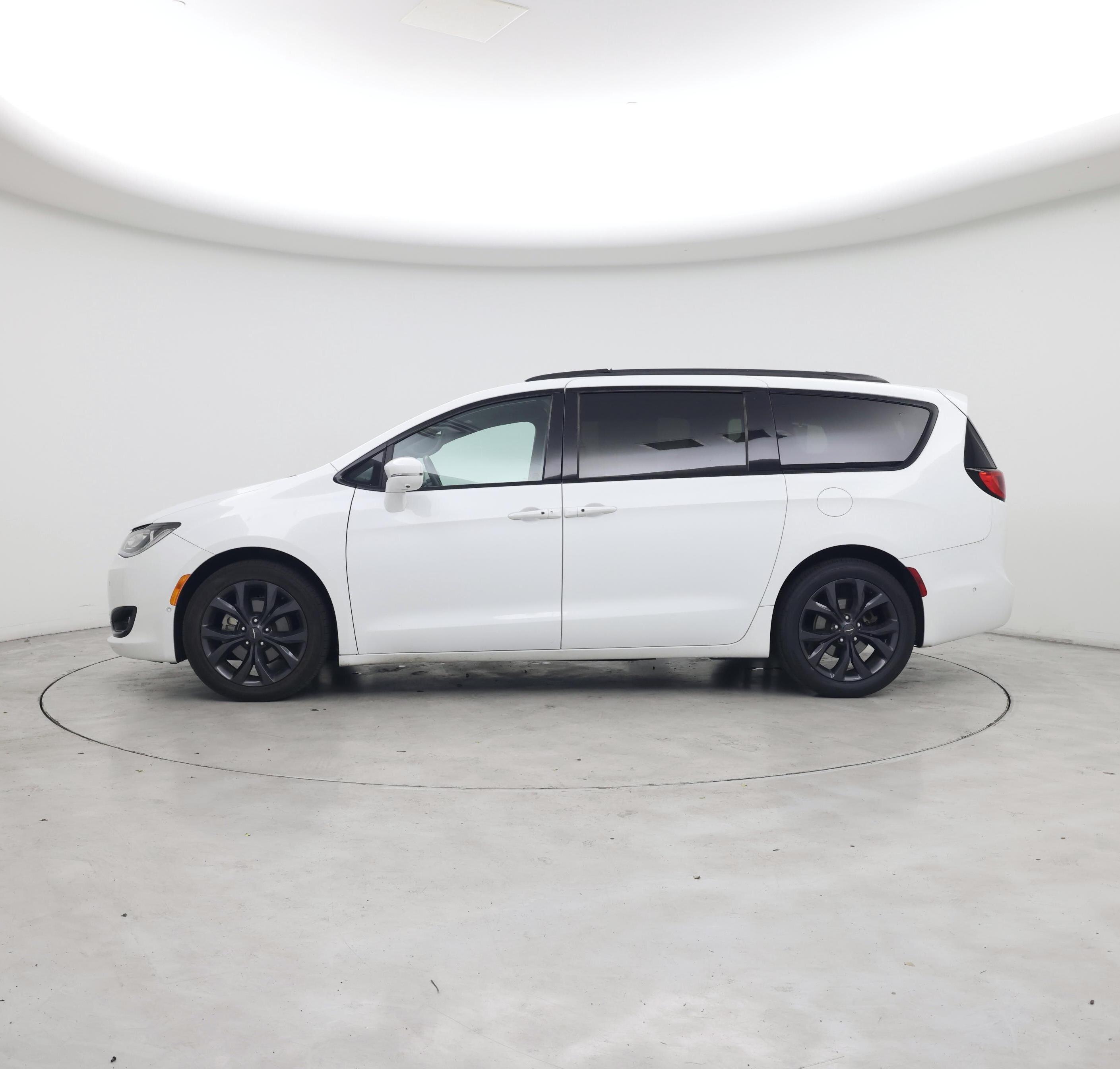 Thumbnail: 2019 Chrysler Pacifica - 3