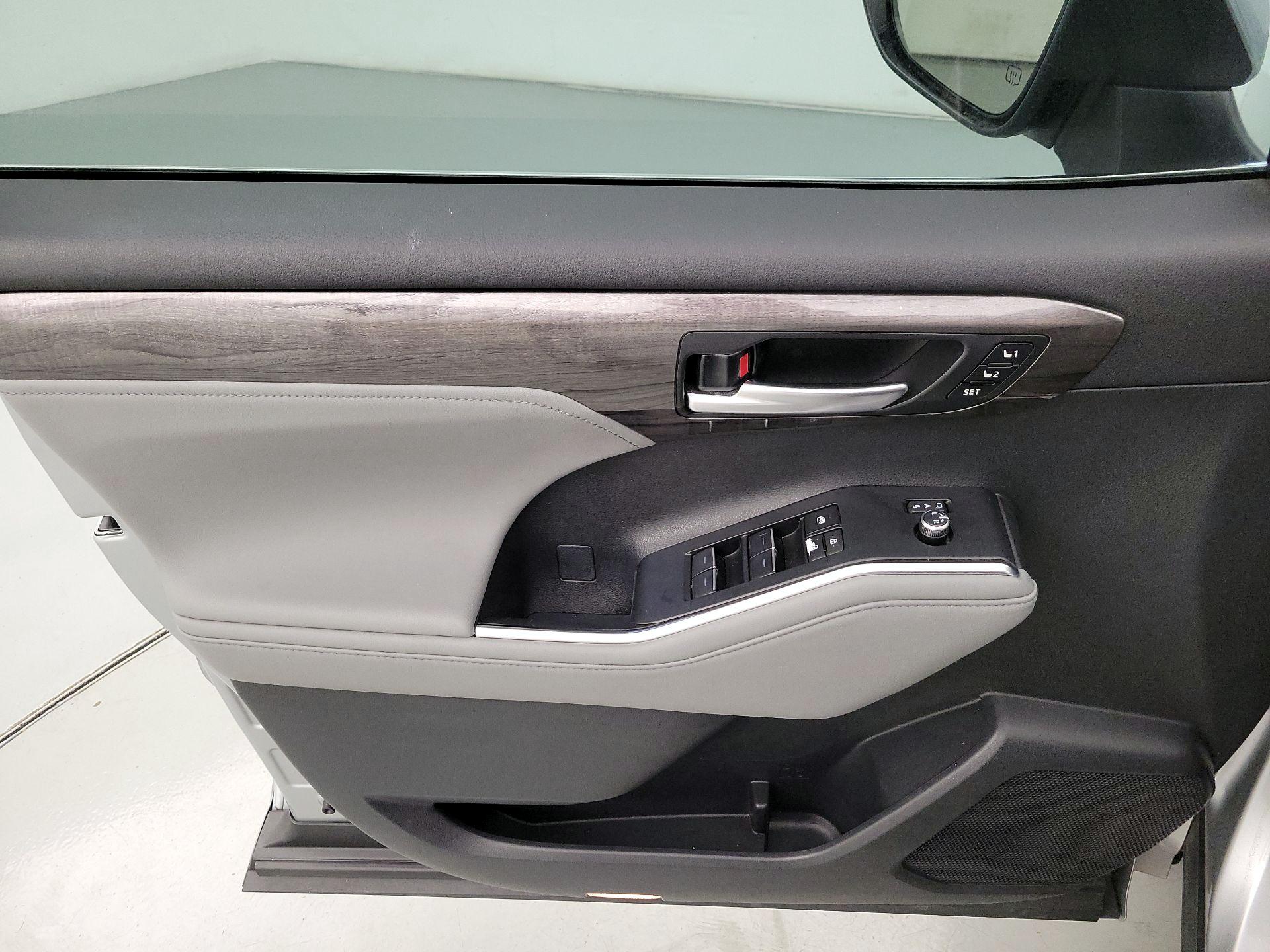 Thumbnail: 2023 Toyota Highlander - 12