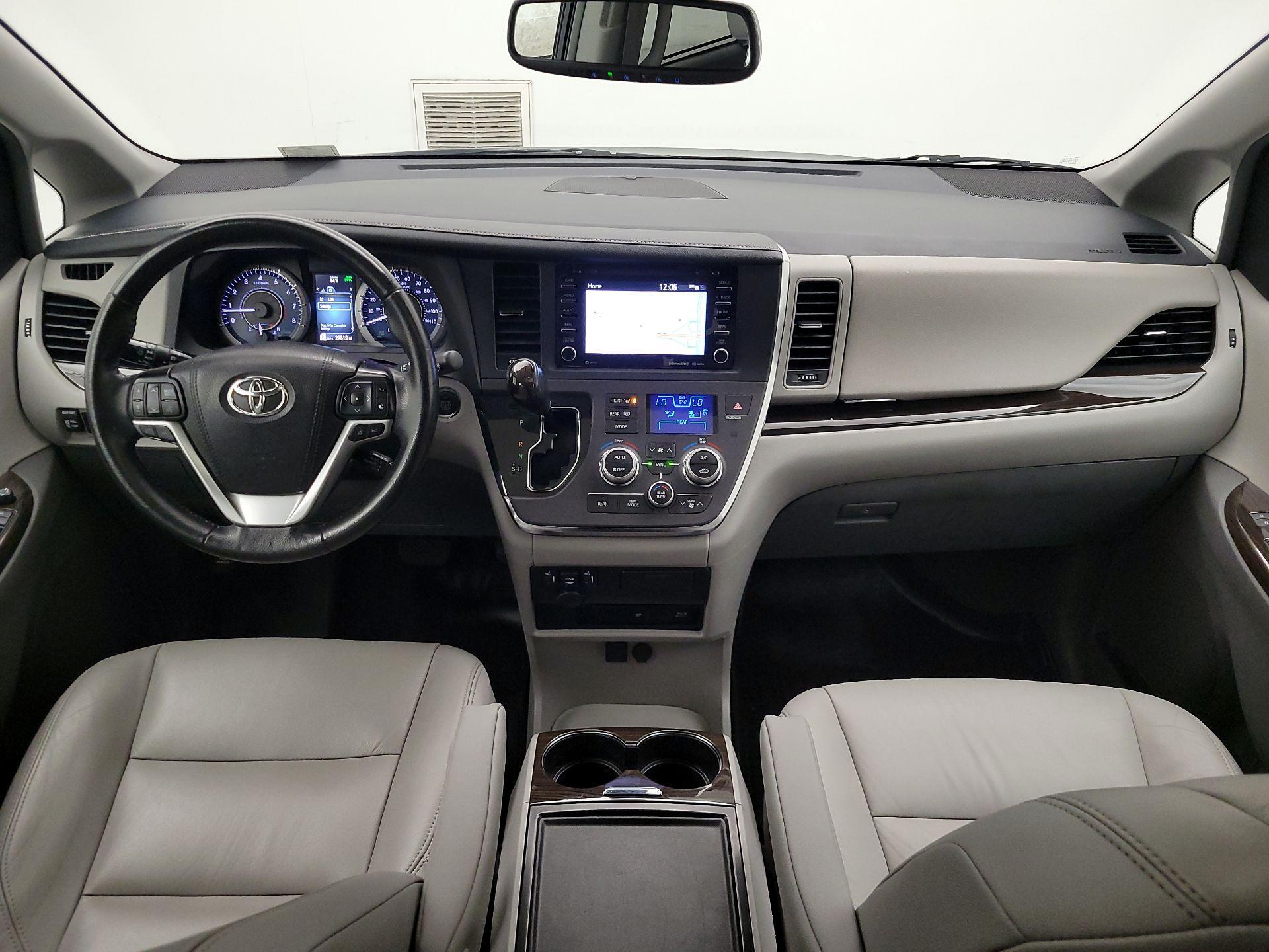 Thumbnail: 2019 Toyota Sienna - 9