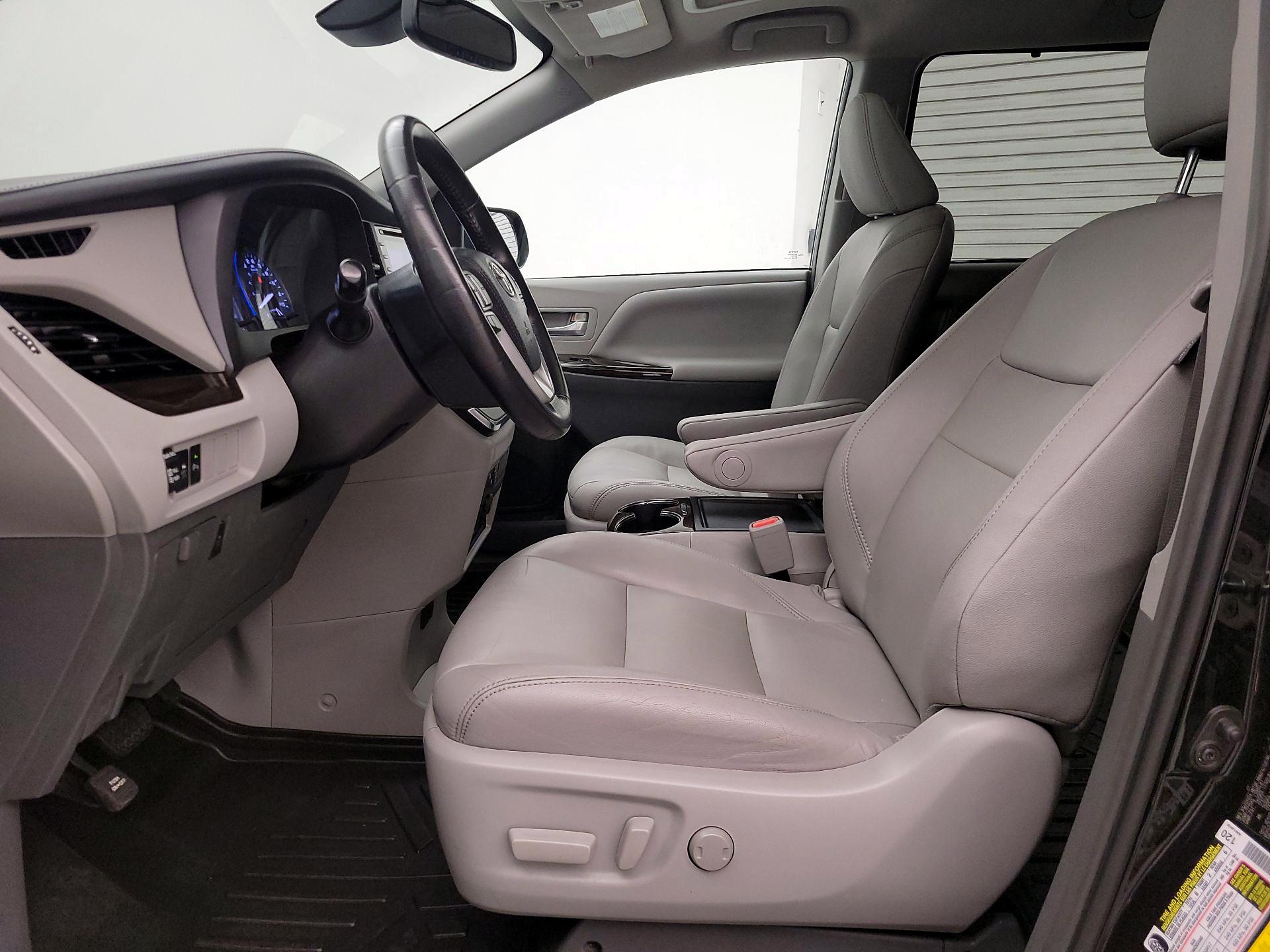 Thumbnail: 2019 Toyota Sienna - 11