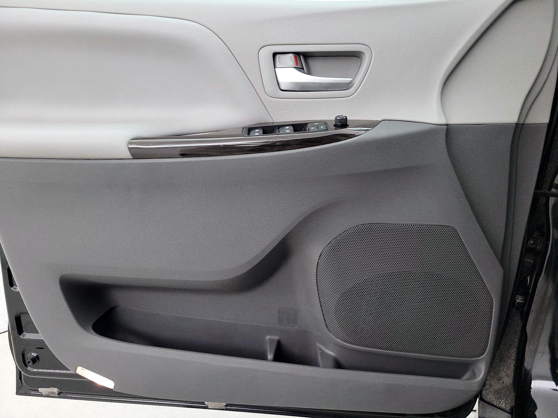 Thumbnail: 2019 Toyota Sienna - 12