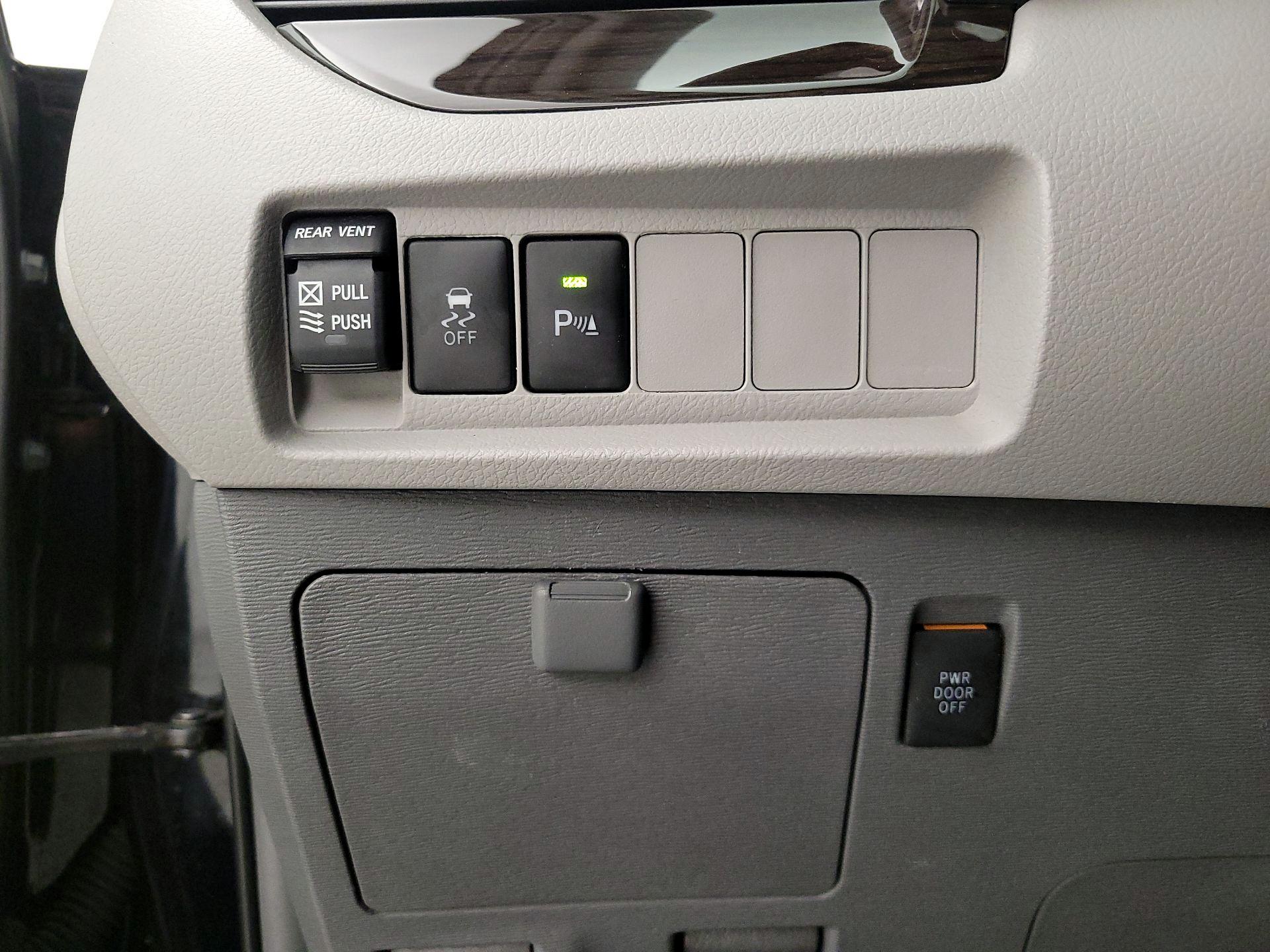 Thumbnail: 2019 Toyota Sienna - 13