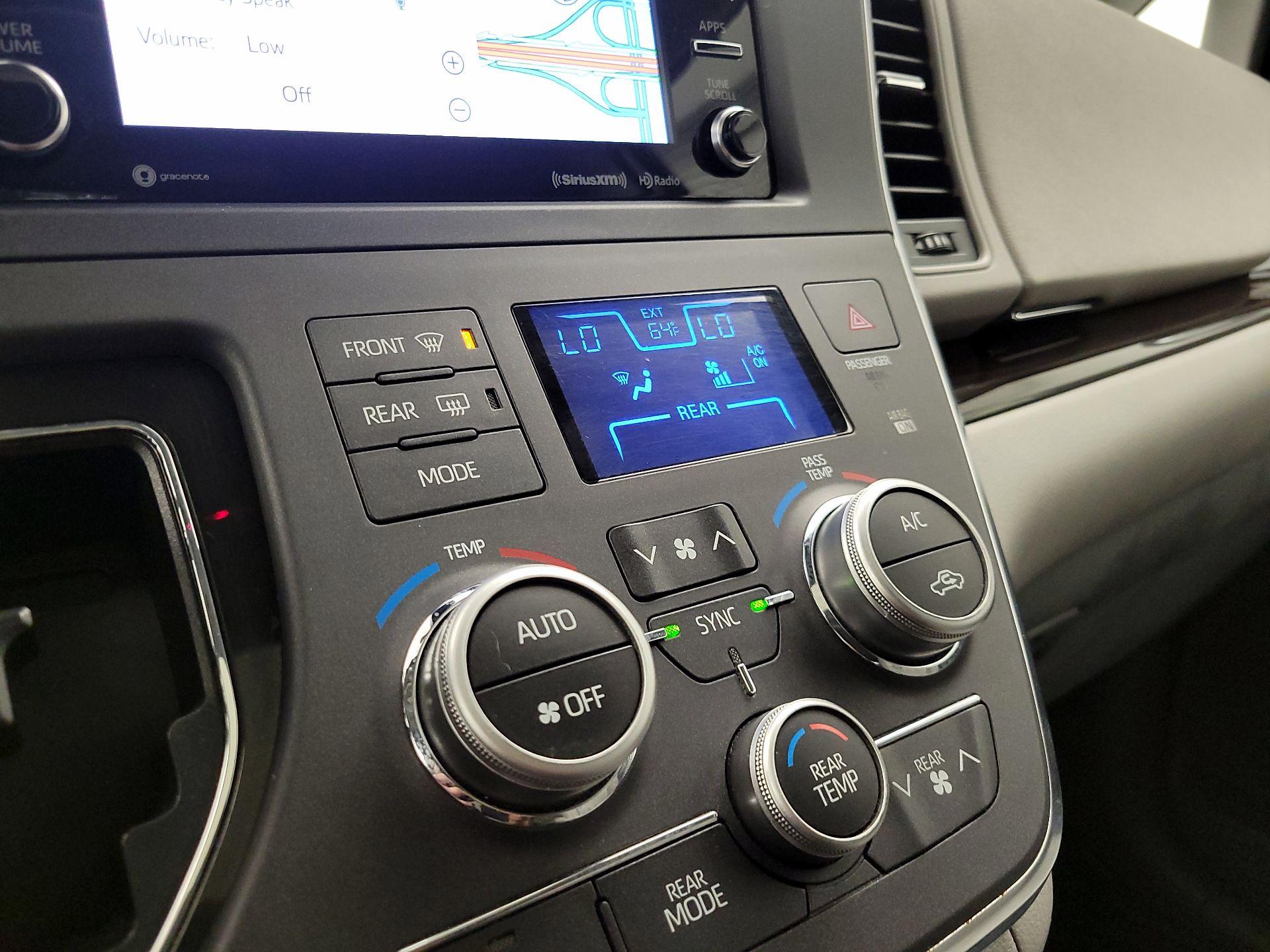 Thumbnail: 2019 Toyota Sienna - 16