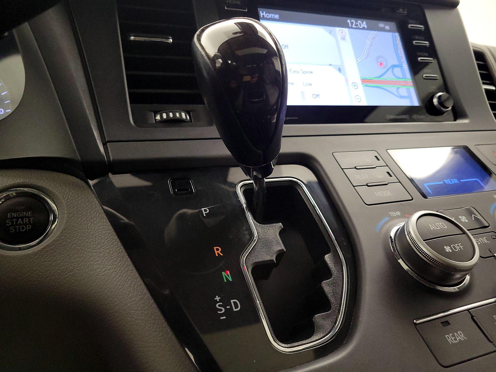 Thumbnail: 2019 Toyota Sienna - 17